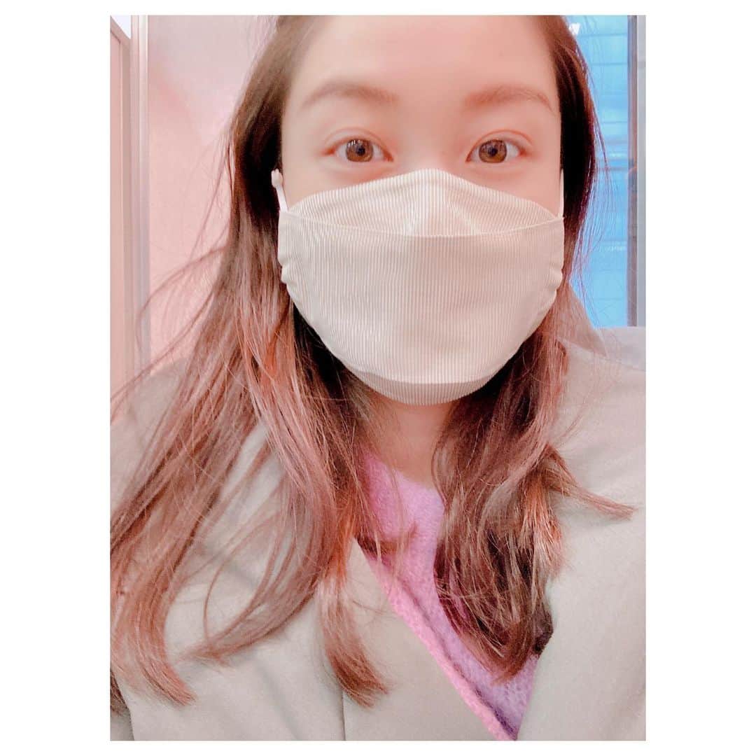 キタキマユのインスタグラム：「今日は、今年最後の歯のメンテナンスをしに歯医者さんへ🦷🪥✨  マウスピースを作ってもらい、クリスマスプレゼントまで頂いてしまいました🥰💕  年明けは、いよいよ、最後の親知らずの抜歯が待っています😱💖  今年も、ありがとうございました🌈✨✨✨  #歯のメンテナンス  #クリスマスプレゼント🎁  #磨きます✨  #お世話になりました🙇‍♀️  #ありがとうございます🙏💓  #電車でトコトコ  #dentalclinic  #kitakimayu #キタキマユ」