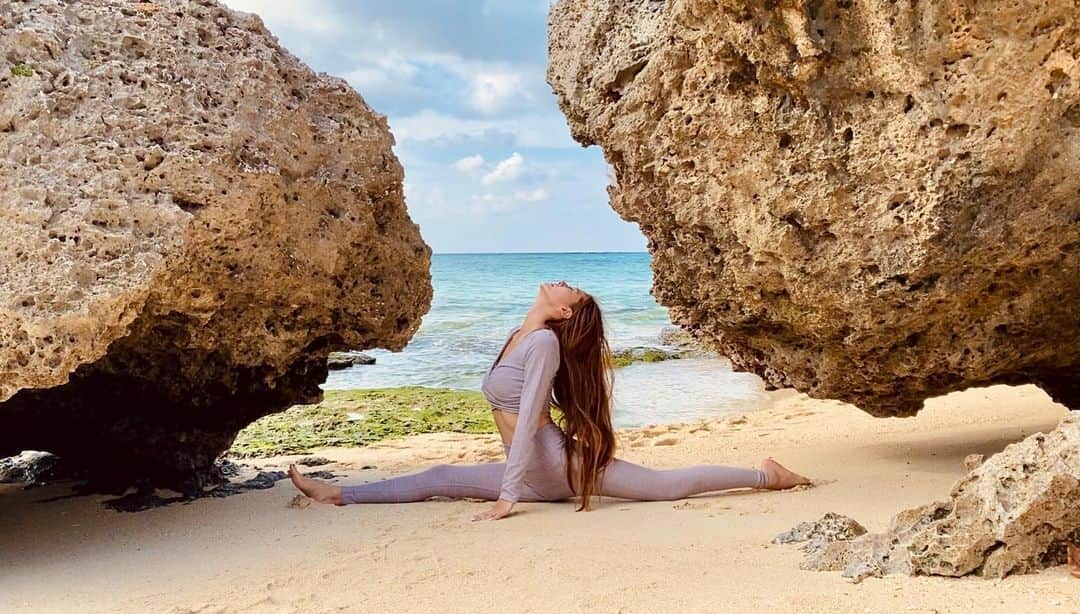 宮崎沙矢加のインスタグラム：「Remember that we also are part of nature🧘‍♀️🌊Enjoy the moment Even if you look back on the past You won't be able to go back. . . #meditation #yogainstructor #yoga #yogateacher #yogalife #yogawear #gym #workout #yolo #love #beach #beachlife #happy #nature #beachyoga #alo #aloyoga #alomoves #ヨガ　#沖縄　#沖縄ヨガインストラクター #ヨガジョ」