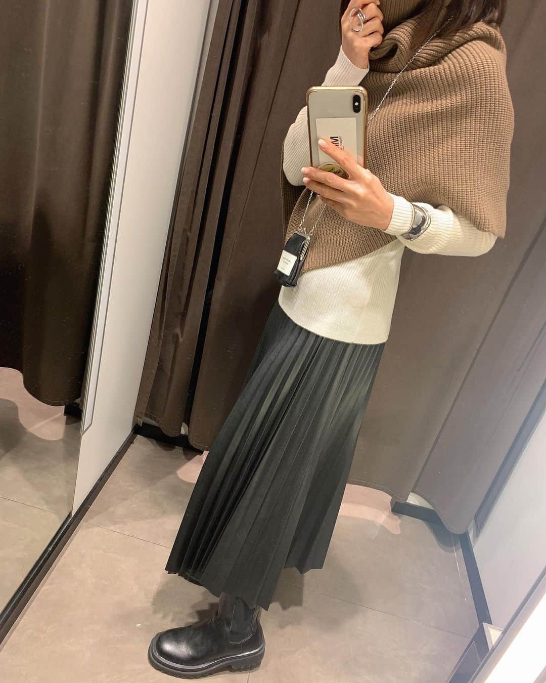 のインスタグラム：「子供達の下着やらひなせの買い物付き合ってZARAに寄り道🤓パンツを試着したけど買わなかった😅 ☆ でも今日履いてるフェイクレザーのスカートはZARA🪶裾がアシンメトリーになってて可愛い♥お気に入り😊 ☆ ひなせはZARAでSALEになってたワンピース買ってました🐼 ☆ 新年は新しい下着でという事で新調したんだけど、とにかくひなせは胸があるから下着も高い😩 ☆ 母ちゃん今まで生きてきて下着に金かけたこた無い😂今日も母ちゃん1番安いUNIQLO2枚990円のおパンツよ😅 ☆ でもやっぱりナイトブラの効果あってアンダー変わってないのにバストのサイズが更に大きくなってたひなせさん🥸 ☆ ナイトブラを力説してたよ🙄でももうストップしたらいいのにね😂下着が高いの困るよ母ちゃん😨 ☆ とにかく女子はお金がかかるわ🤦🏽‍♀️ ☆ スカート久しぶり新鮮でした😊 ☆ #zara#lifestyle#jarnalstandard #gu #アラフォーママ#fashon#outfit#outfitoftheday#outfit #フェイクレザースカート#beautifulpeople#娘とデート#年末年始  #年末は#物入り」