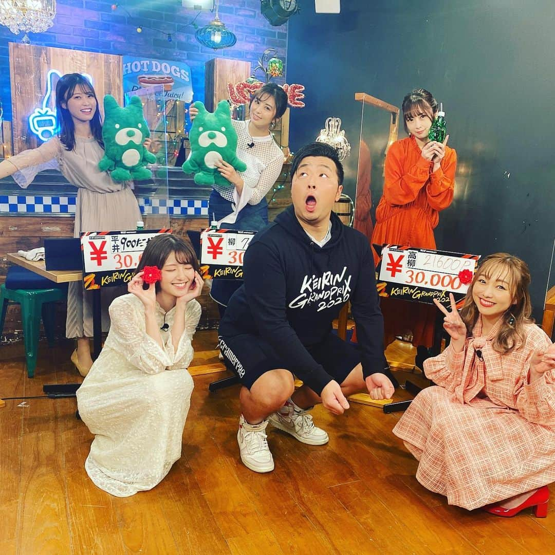 平井俊輔さんのインスタグラム写真 - (平井俊輔Instagram)「今日はAbemaで、  ガールズGP2020  ガールズグランプリ特番のMCをさせて頂きました！  ゲストに選ばれしAbemaガールズの皆さんと笑 #須田亜香里 さん #柳いろは さん #高柳明音 さん #糸原美波  さん  そして‼️‼️‼️‼️‼️‼️‼️‼️ 児玉碧衣選手！ 優勝おめでとうございます👏👏👏👏👏  やーばい！前人未到の3連覇ですよ！ 間違いない女王の誕生です！ 福岡が湧いとることでしょう！！  明日はヤング。そして、次の日はグランプリ。  30日まで騒ぎ奉ります。  改めて、児玉選手優勝おめでとうございます！  #競輪大好き」12月28日 17時23分 - bobuhirai0311