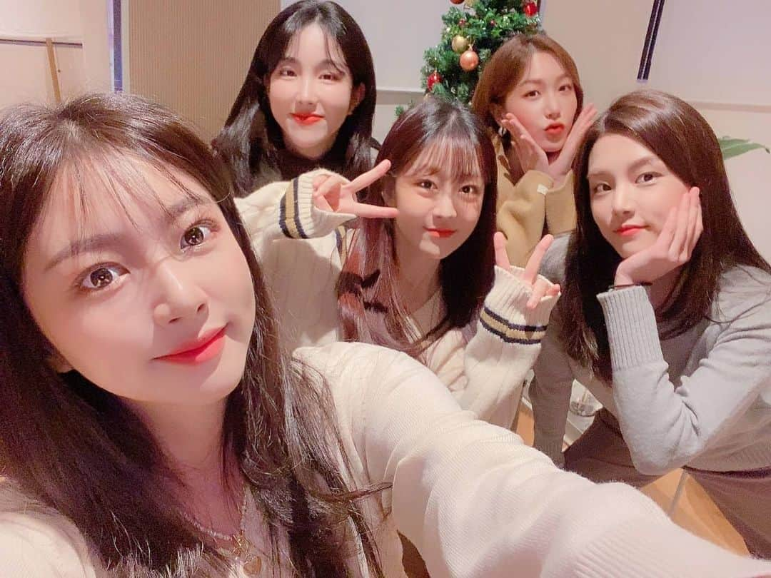 LABOUMさんのインスタグラム写真 - (LABOUMInstagram)「[#라붐] 라떼 잠시후 네이버NOW 보이는 오디오 쇼 '6시 5분전'에 라붐이 함께합니다❣ 오늘은 완전체!!!  🧀 비하인드까지 들을 수 있다고 하니 얼른얼른 와요~🙊 👉https://now.naver.com/201  #LABOUM  #유정 #소연 #지엔 #해인 #솔빈  #네이버나우 #6시5분전」12月28日 17時25分 - officiallaboum