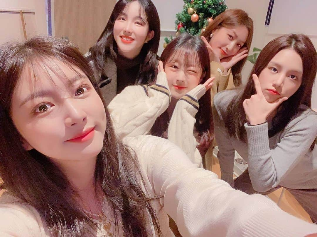 LABOUMさんのインスタグラム写真 - (LABOUMInstagram)「[#라붐] 라떼 잠시후 네이버NOW 보이는 오디오 쇼 '6시 5분전'에 라붐이 함께합니다❣ 오늘은 완전체!!!  🧀 비하인드까지 들을 수 있다고 하니 얼른얼른 와요~🙊 👉https://now.naver.com/201  #LABOUM  #유정 #소연 #지엔 #해인 #솔빈  #네이버나우 #6시5분전」12月28日 17時25分 - officiallaboum