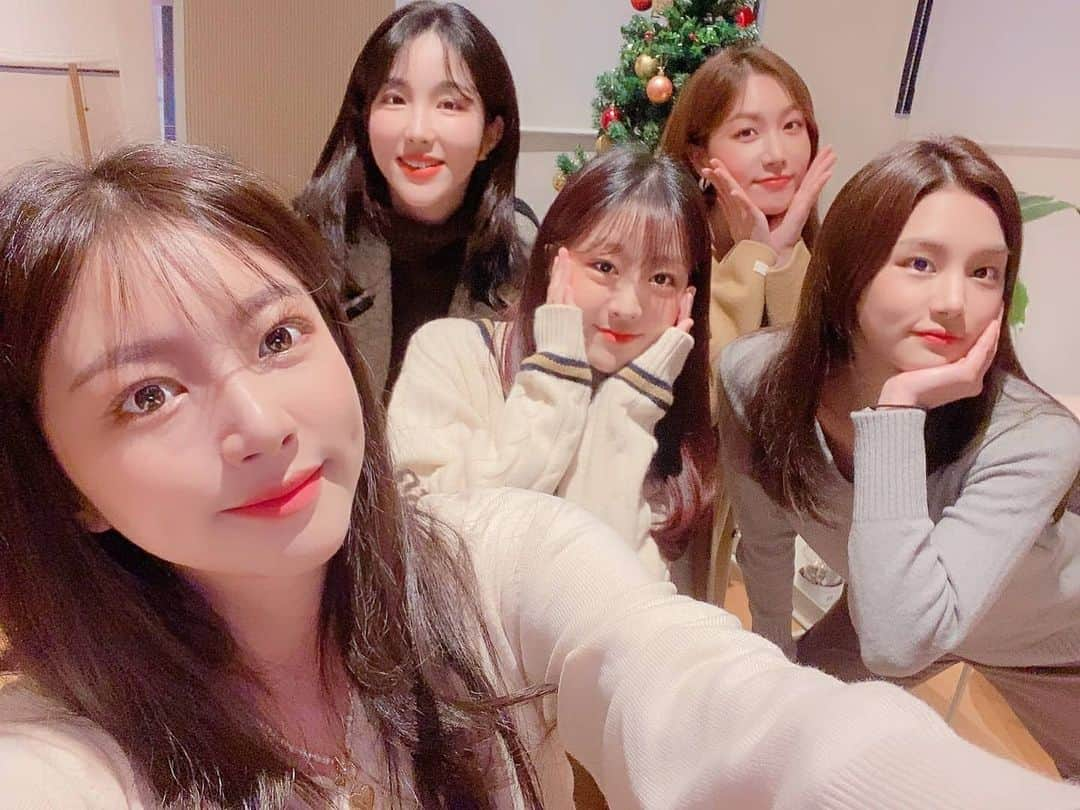 LABOUMさんのインスタグラム写真 - (LABOUMInstagram)「[#라붐] 라떼 잠시후 네이버NOW 보이는 오디오 쇼 '6시 5분전'에 라붐이 함께합니다❣ 오늘은 완전체!!!  🧀 비하인드까지 들을 수 있다고 하니 얼른얼른 와요~🙊 👉https://now.naver.com/201  #LABOUM  #유정 #소연 #지엔 #해인 #솔빈  #네이버나우 #6시5분전」12月28日 17時25分 - officiallaboum