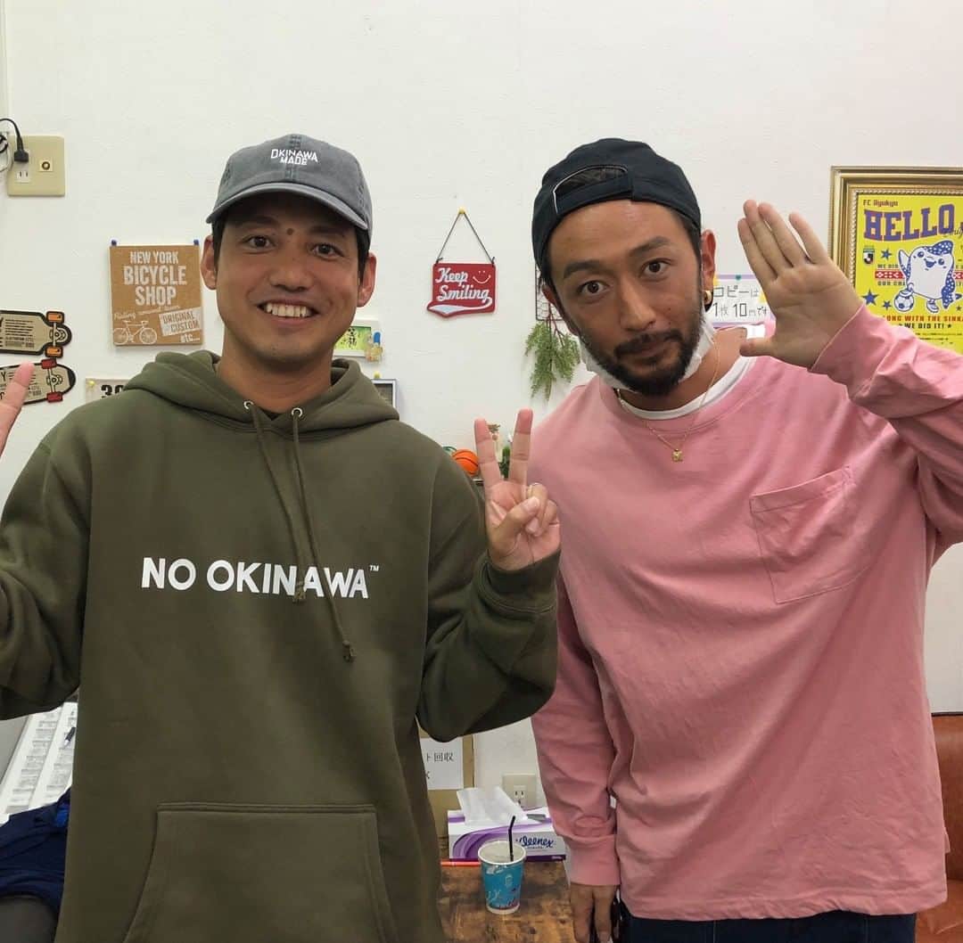 ORANGE RANGEのインスタグラム：「＼毎週月曜21時📢／  オキラジ「ORANGE RANGEのコザ無料案内所」の年内最後の放送は、スタジオからHIROKI＆RYOコンビでお届け📻 各メンバーが担当する【メンコメ！】にはNAOTOが登場🎸 さらに、#琉球風水志シウマ から2021年の運気についてアドバイス有り〼🎧 スタジオの収録模様は、放送終了後に番組YouTubeでもご覧いただけます▶️ http://www.fm854.com/ #ORANGERANGE #オキラジ #コザ無料案内所 @orangerange_official @shiuma_uranai」