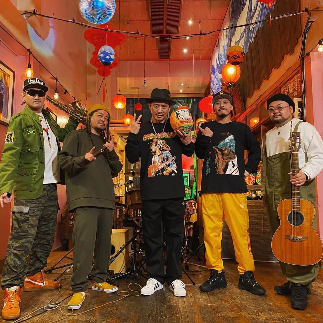 RYO the SKYWALKERのインスタグラム：「TAKAKFINのYouTube企画「Acoustic Reggae Jam」撮影しました！！🎥  ゲストのうたいてが出るのはこの企画初ということで光栄ですた✨  公開が楽しみ！」