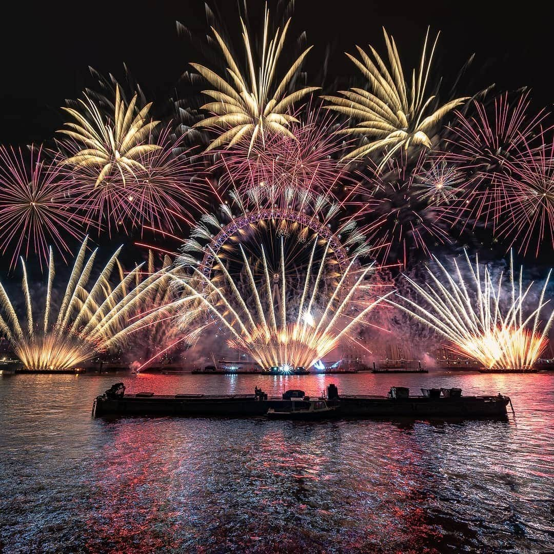 JALさんのインスタグラム写真 - (JALInstagram)「. On New Year's Eve, London's sky is normally set ablaze with spectacular fireworks. Here's hoping we can see them next year. Thank you for supporting #JapanAirlines in 2020! We wish you all a very safe and happy New Year✨ #DramaticDecember  年越しでは華やかな花火が打ちあがる #ロンドン ✨ 来年は見られますように🌠  今年も #JapanAirlines をご愛顧いただきありがとうございました！ 2020年も残すところあと少し… 皆さまどうぞ良いお年をお迎えください🍀 . . Photo by @tmnikonian Post your memories with #FlyJAL  #london #sky_marvels」12月28日 17時30分 - japanairlines_jal