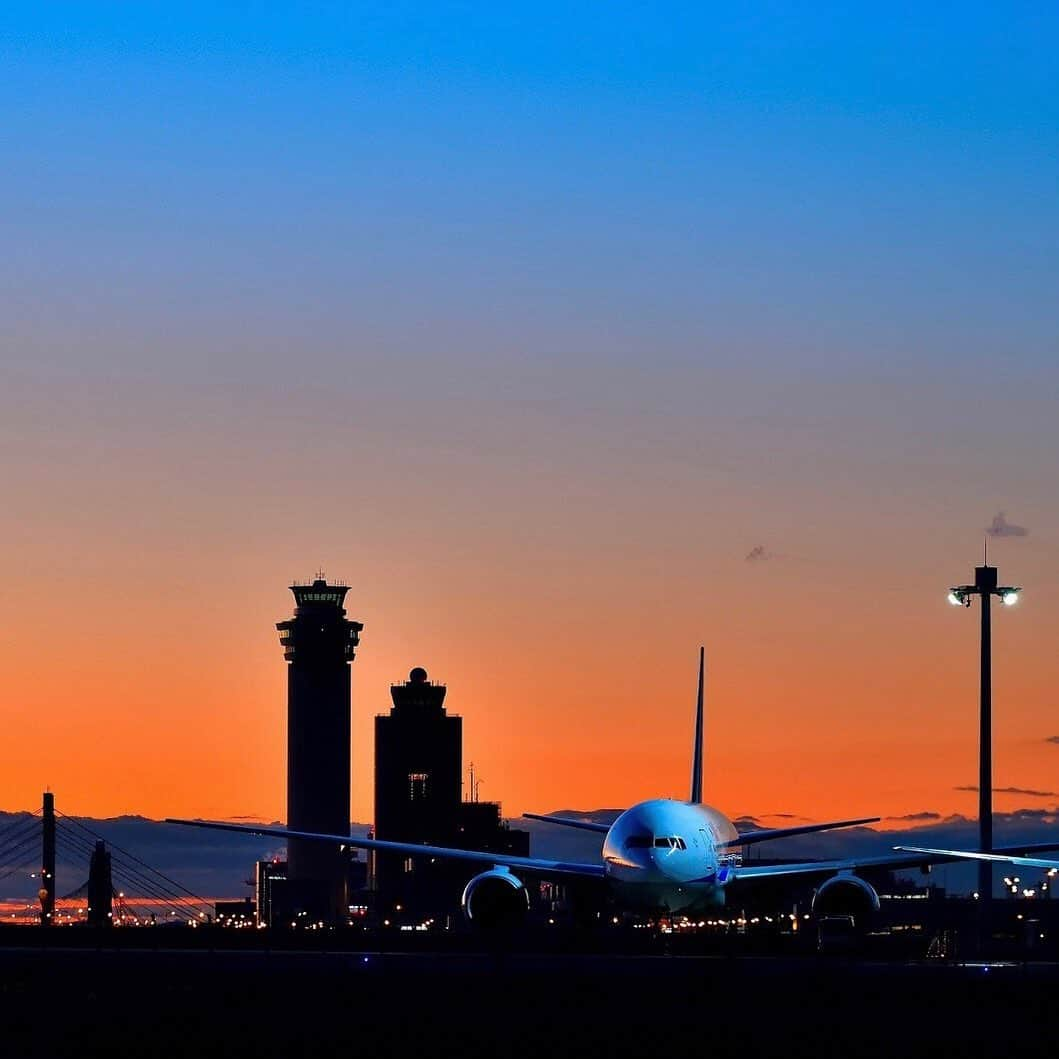 ANAさんのインスタグラム写真 - (ANAInstagram)「よいお年をお迎えください✈✨﻿ （Photo：@murahi19650603）﻿ ﻿ #今年もお世話になりました #良いお年を #来年もよろしくお願いします #管制塔  #飛行機 #飛行機好き #飛行機好きな人と繋がりたい #ブルーとオレンジ #グラデーション  #マジックアワー #空旅 #それぞれの旅計画 #次行きたい旅スポット  #ソラマニ_ヒコーキ #blue #orange #gradation #magichour #controltower #happyholidays #holidays #travel #japan #airplane #anaairplane #ana_jp﻿ ﻿ ANAの飛行機は「#ソラマニ_ヒコーキ」をつけて投稿してね⭐インスタやANAの各メディアでご紹介していきます📷」12月28日 17時31分 - ana.japan