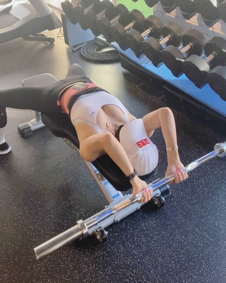 のインスタグラム：「2020年Gym納め？ ジムのトレーナー様方、今年はたくさんお世話になりました☺️🙏✨ 2021年も気合い入れて宜しくお願いします💓💓💓 @beyond.akasaka  @sk_fitness_098  @adachibi_fitness  @king_harper34   ・ #gymgirl #workout #armday #chestworkout #diet #beautytips  #ジム女子 #健康オタク  #トレーニング女子 #トレーニング」