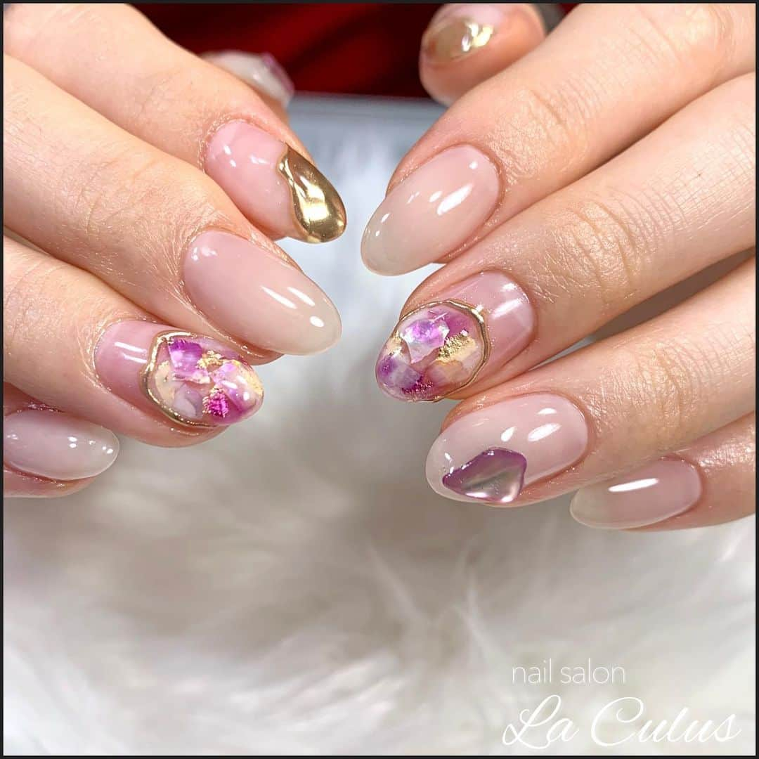 Mihoさんのインスタグラム写真 - (MihoInstagram)「nails.  #シェルネイル  .  ◆オフ込み1.5時間 ◆丁寧ケア付き ◆1ヶ月以内のご来店で¥500-引き (キャンペーンデザインは適用外)  .  🔸　#ルビケイト導入サロン　🔸 カビ・菌から塗り爪を守り、グリーンネイル(バクテリアルネイル)の予防ができる、ルビケイト🦠🤛✨ 追加料金無しで、全てのお客様に使用しております♡ 繰り返しグリーンネイルになってしまう方や、"グリーンネイル"と言われ他店で施術を断られてしまった方も施術が可能です💅 お悩みの方は、一度ご相談くださいな🧡  #laculus  #ラメフレンチ　#成人式ネイル   #ネイル #ジェル #ジェルネイル #ネイルアート #ネイルサロン #ネイルデザイン #三宮フィルイン #冬ネイル  #緑膿菌#ネイルチップ #フィルイン#グリーンネイル#神戸 #三宮 #神戸元町 #大阪 #神戸ネイル #神戸ネイルサロン #三宮ネイルサロン #三宮ネイル#nail #nails #nailart #beauty #kawaii」12月28日 17時33分 - la.source_nail