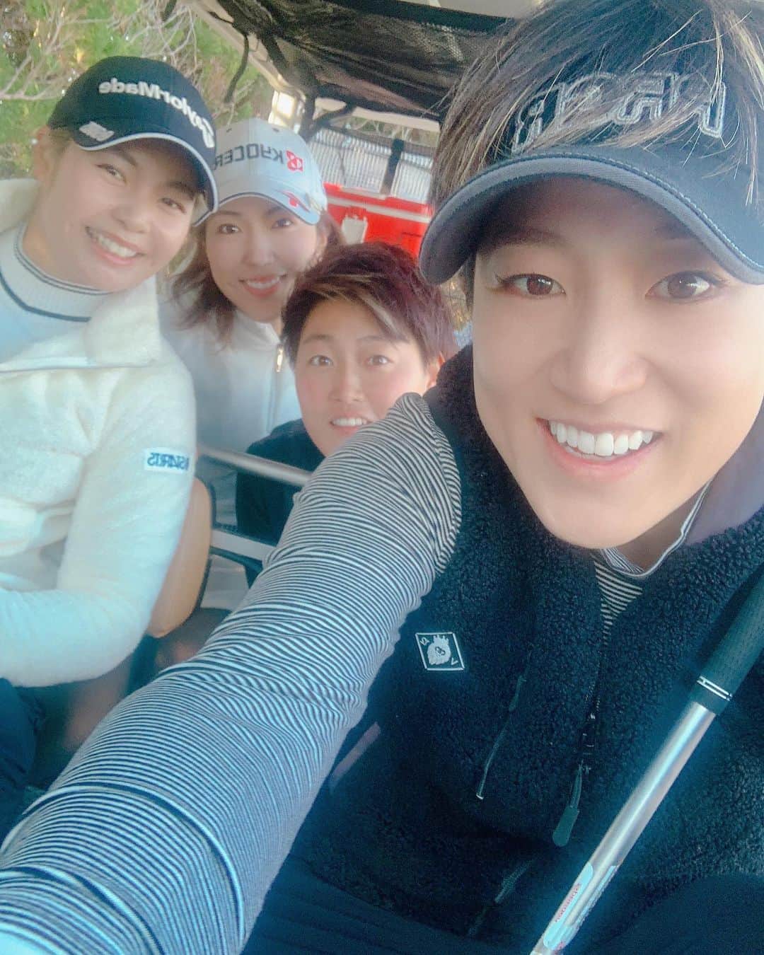 藤本麻子のインスタグラム：「クリスマスラウンド🎄♡ 今年のクリスマスもゴルフでした⛳️🏌🏻‍♀️ りつ子さん はる きょんちゃん 楽しい時間をありがと🥳♡ ラウンドの後のクリスマスパーティーは あやかとフィーちゃんも合流して みんなでおうちパーティー楽しかったぁ〜🎄🎁🎉 . りつ子さん　@ryuritsuko  はる　@harukakudo1118  きょんちゃん　#松森杏佳 フィー　@eguchiii  あやか　@ayaka_matsumori_official」