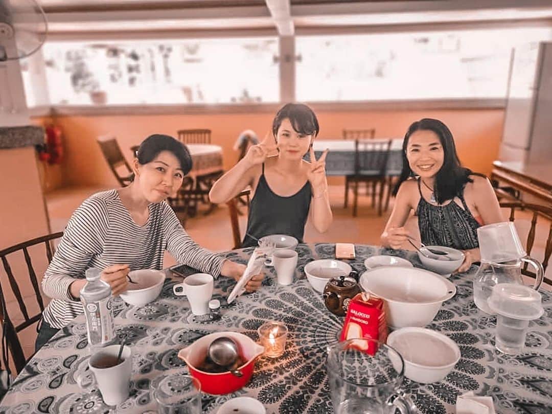 sunaさんのインスタグラム写真 - (sunaInstagram)「We prepared alots of organic foods, played music, and had lunch together on this weekend.  I think it is good to be able to get along with people all of ages, because In Japan, I need to worry about the hierarchical relationship. . 会社のメンバーと女子会したよ🌺 オーガニック食材を集めて、音楽を流してみんなでランチタイム✨✨✨  よく晴れてくれたから暖かくてきもちいー。 こうやって年齢問わず仲良くできるって🇲🇾の良さだと思う！  #マレーシア生活 #マレーシア移住  #マレーシアランチ #カフェ巡り#オシャレカフェ#カメラ好きな人と繋がりたい#旅行好きな人と繋がりたい#写真好きな人と繋がりたい#女子旅 #マレーシア旅行#クアラルンプール生活#マレーシア#クアラルンプール#国際カップル#美味しいもの#休日の過ごし方##女子旅#おうち時間#sunaday」12月28日 17時35分 - sofia_muslimjapan