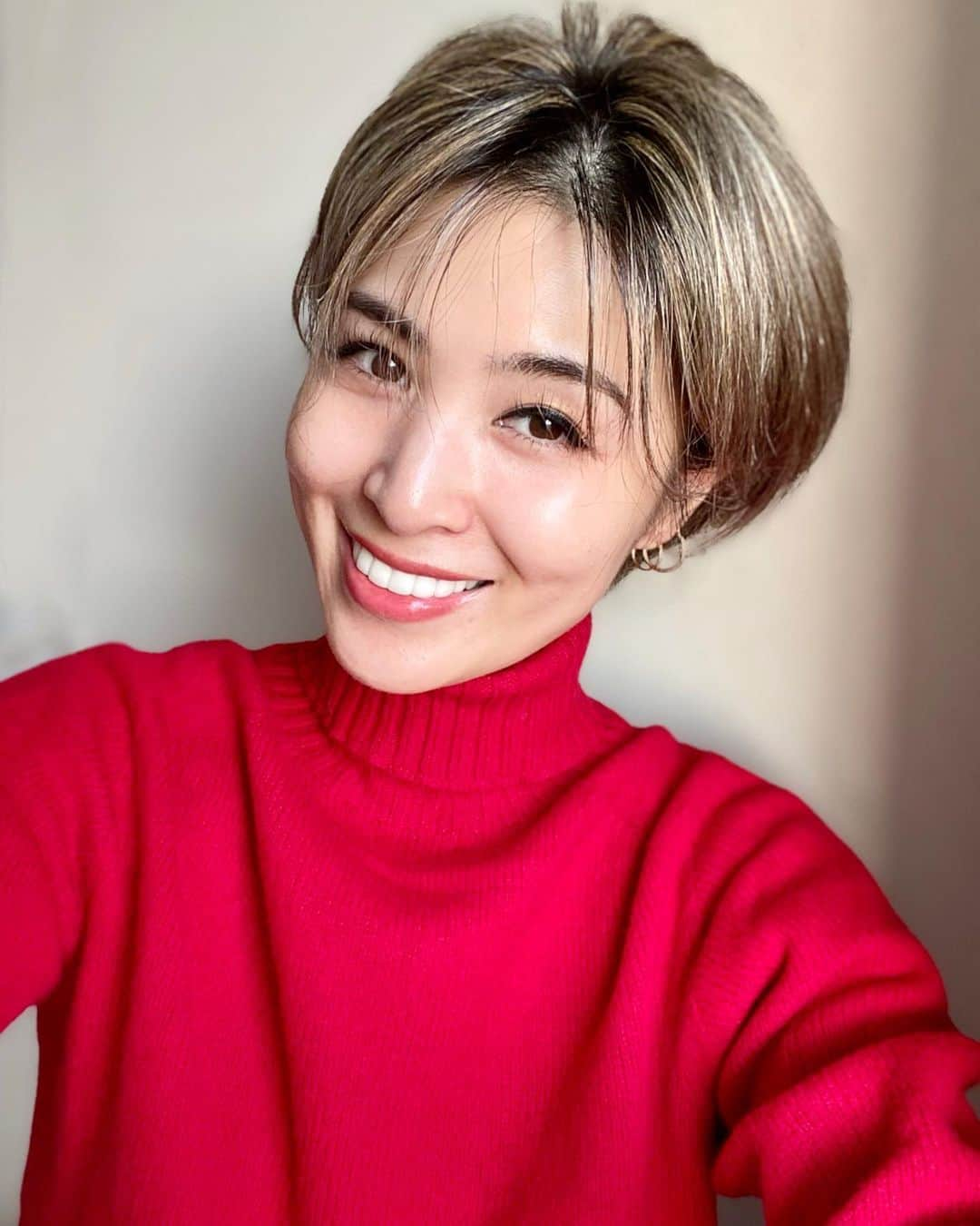 月本えりさんのインスタグラム写真 - (月本えりInstagram)「2020年ラストの散髪💇‍♀️ 髪の毛多いのでカットすると頭がキュッと小さくなった気がして嬉しい🤣 クボリサ今年もありがとう☺︎ #hairstyle #haircolor #haircut #shorthair #ショートボブ #shortbob #highlightshair #blondehair #goldenblonde #beauty #hairsalon」12月28日 17時44分 - eritsukimoto