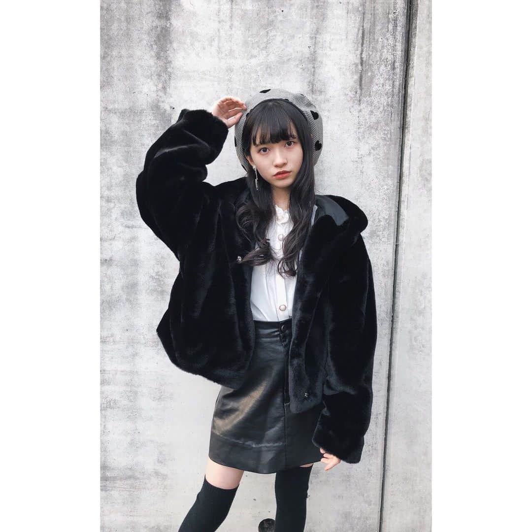 のインスタグラム：「みんなのところにサンタさんきましたか～？🎅🏻  プチモブログでも書いたんだけどね！ありすのおうちは小学校でサンタさん卒業なので、 今年は少し早めに両親からアウターをプレゼントしてもらったよ🥳✨  ｢KOL ME BABY｣さんのエコファーコート🎀 後ろにリボンがついてて、 後ろ姿もかわいいんだ⸜(*´꒳`*)⸝ 着るとなぜか気分がワクワクするの(笑)  ありすは小さい頃からファーが大好きみたいで、写真を見返すとファーコートばかり着てる😳 今回は写真多めです！笑  #ニコプチ #プチモ #桧山ありす #kolmebaby #エコファーコート #heihei #ベレー帽」