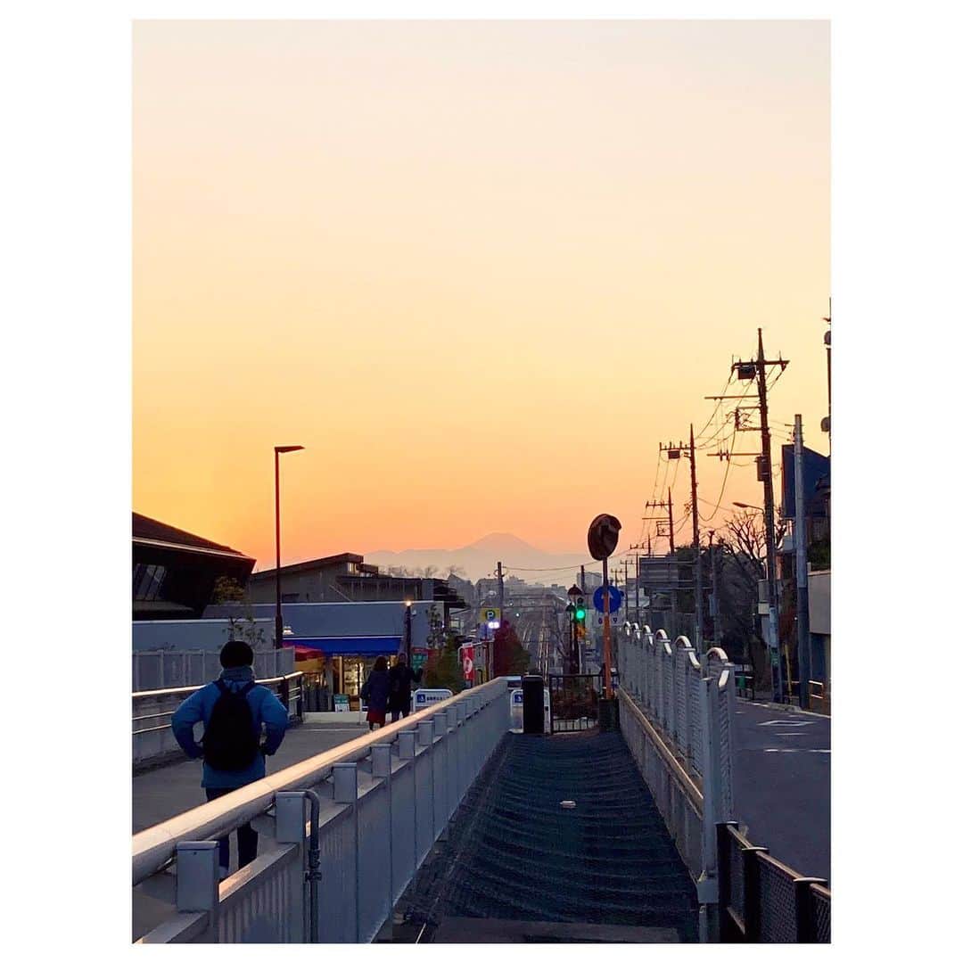 キタキマユのインスタグラム：「そして、なんと帰宅途中😳✨✨✨  夕日のオレンジ色の中、目の前にぼぉーっと突然山影が見えてきて、まさか！？と思い近づいてみると、やはり富士山でした😍💕  まさか、東京の街中で富士山を見ることが出来るなんて✨🗻✨  とても綺麗で、しばらく立ち止まって見入ってしまいました🌈💖  ふと後ろを振り返ると、もうすぐ満月になりそうな綺麗なお月様が、電線の中に音符のように浮かんでました🌕✨  富士山とお月様に挟まれながら、なんともとても幸せで優しい気持ちに☺️💕  ありがとうございます🗻🌕✨✨✨  #富士山🗻  #山影  #東京の空  #満月🌕  #ありがとうございます 🙏 💕 #mtfuji  #kitakimayu #キタキマユ」
