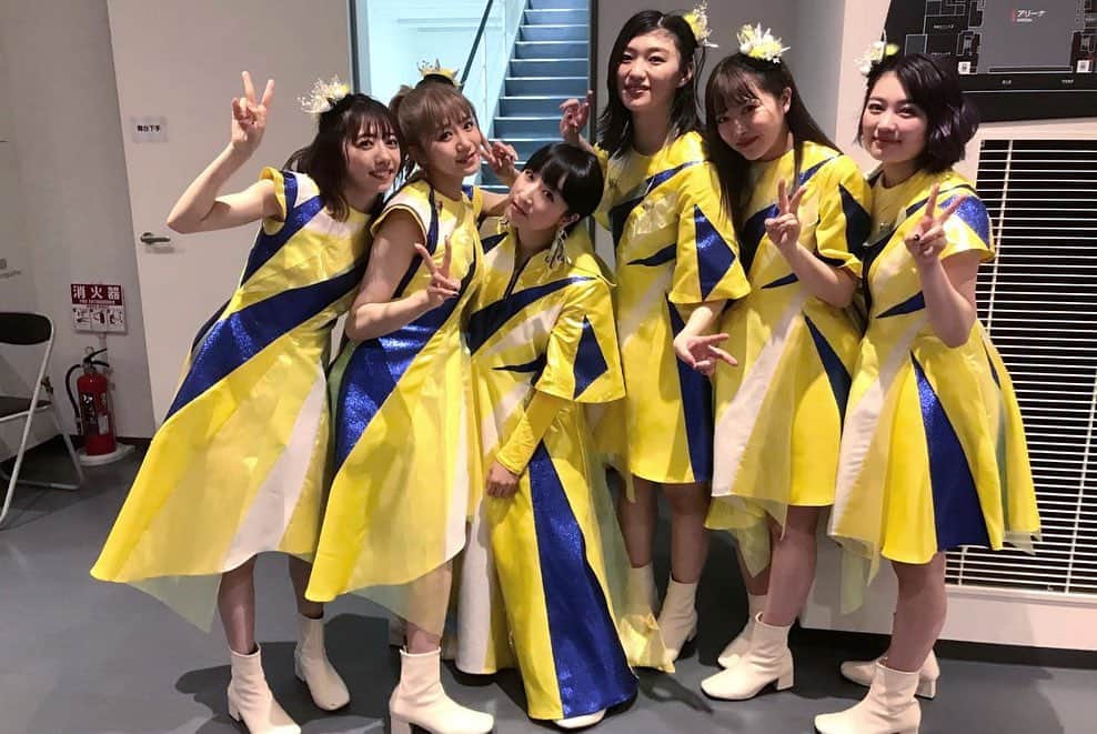 たむらぱんのインスタグラム：「私立恵比寿中学さんのLive、バンドのみんなと大学芸会に三日間出演させて頂きました。ありがとうございました！2020は色々大変な年だったけれど、それでも身近に起きていたはずの良いことに改めて気づかせてもらったような時間で…エビ中の不思議な力だな。凄い。イエローライトの完成が楽しみね〜☺️🌈 さて、貴重なお写真いただきました。 けど 近いとまだ照れる。笑  オリヴィアさん吉澤さんにむふふ。そしてガールズバンドの皆さん！お疲れ様でした。初披露のイエローライトをめちゃんこ格好よく演奏して下さった…ありがとうございます。音楽監督シンさんスタッフの皆さんそしてそんな素晴らしい人たちに会える機会をくれた私立恵比寿中学さんに改めてありがとうです 😊  #私立恵比寿中学 #エビとガム #エビ中」