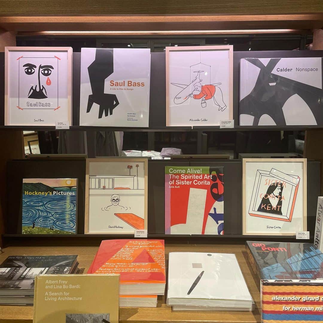のインスタグラム：「本誌サイトで「&ART 素顔の芸術家たち」を連載する河内タカ(@tkawachi)さんの単行本『芸術家たち 2』。その刊行記念イベントが代官山蔦屋書店で始まっています。 挿画を担当するSANDER STUDIOさん(@sanderstudio)の原画がずらりと展示されるほか、本書のテーマ「ミッドセンチュリーの偉人」に合わせて、デザインや建築関連の書籍も並んでいます。イラスト原画は販売もあり、お早めに。  「芸術家たち」フェア 代官山蔦屋書店 2号館1階 会期: 12/27〜1/17 #andpremiumjp #芸術家たち #河内タカ #sanderstudio #代官山蔦屋書店」