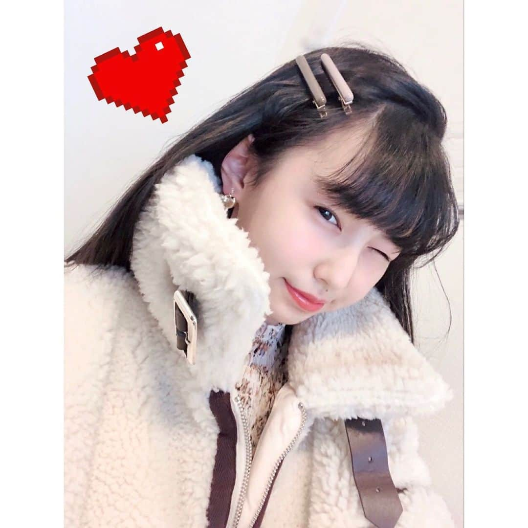 森﨑美月さんのインスタグラム写真 - (森﨑美月Instagram)「🐿🐿🐿  最近のお気に入りは…！ ＂クールアイテム＂ に ＂ガーリーアイテム＂ を合わせるコーデ~~~♬  これは フライトジャケット × 花柄ワンピ❤︎  おでかけの機会がないけど、 最近コーデ組みをして遊んでる~♬ ⁑ ⁑ ⁑ #ニコプチ #プチモ #森﨑美月 #もんちゃん #フライトジャケット #花柄ワンピース」12月28日 17時40分 - morisaki_mizuki_