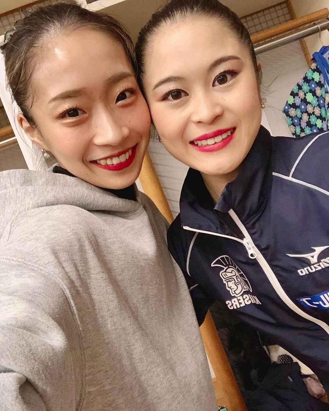新田谷凜のインスタグラム：「． ． ． 今回会話の内容8割くらいが 「もう私ら歳やな〜」みたいな感じでした👵 ． ． ． おめでとう✨✨✨😭 ． ． ． #1227#知子白すぎて#凜の地黒が目立つ」