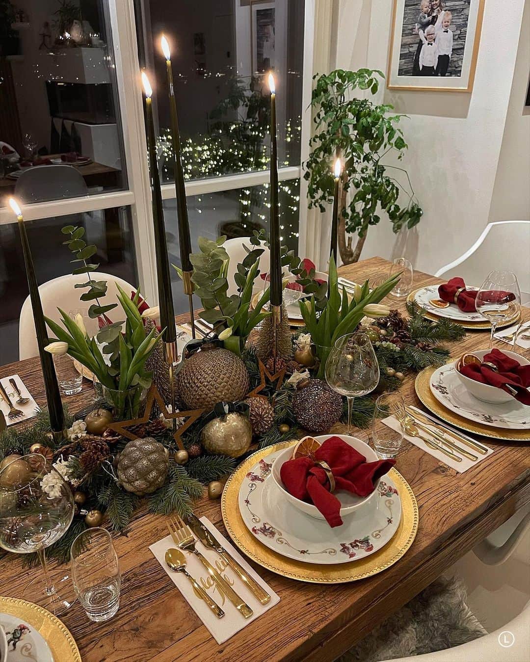 Inger-Lise Lillerovdeさんのインスタグラム写真 - (Inger-Lise LillerovdeInstagram)「En liten #tb til julaften og årets julebord ✨ Swipe for flere bilder. Plutselig er det nyttårsbord som gjelder 😅 Rolige dager, men de flyr likevel avgårde! Nå har jeg et spørsmål til deg, foretrekker du reels eller bilder i min feed? Takknemlig for svar ❤️ Personlig synes jeg en kombinasjon er fint, og jeg føler man kanskje greier å skape mer stemning med en reel, da man får et mer levende uttrykk og musikk til. Men så føler jeg kanskje «folket» liker bedre bilder, mtp. likes og kommentarer.. Så gi meg gjerne en tilbakemelding på det! Stor romjulsklem fra meg til deg -med ønske om en fin dag ❤️ __________________________________ #jul #julebord #borddekking #tablesetting #julen #julen2020 #julestemning #juleborddækning #christmas #julepynt #stemning #stemning_casachicks @casachicks #hygge #moments #julafton #julaften #finehjem #ourluxuryhome @ourluxuryhome #whiteinterioryes @white.interior1 #vakreverden @franciskasvakreverden #inspirasjonsguidenjul @inspirasjonsguidennorge #interior4all @interior4all #interiør #interiör #interiors #interieur #christmasspirit」12月28日 17時41分 - ingerliselille