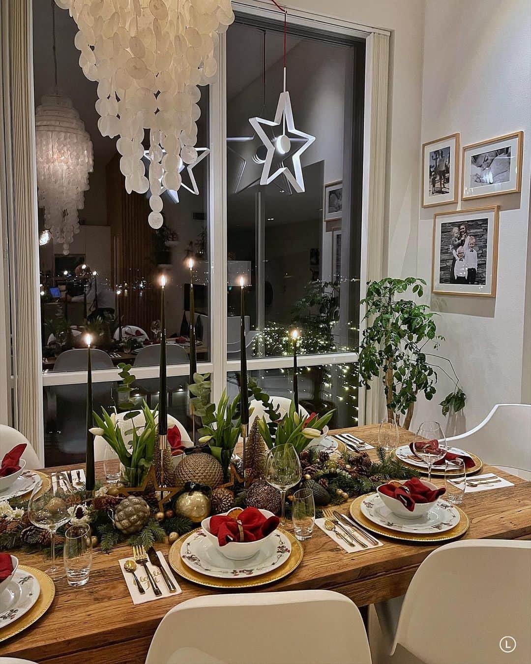 Inger-Lise Lillerovdeさんのインスタグラム写真 - (Inger-Lise LillerovdeInstagram)「En liten #tb til julaften og årets julebord ✨ Swipe for flere bilder. Plutselig er det nyttårsbord som gjelder 😅 Rolige dager, men de flyr likevel avgårde! Nå har jeg et spørsmål til deg, foretrekker du reels eller bilder i min feed? Takknemlig for svar ❤️ Personlig synes jeg en kombinasjon er fint, og jeg føler man kanskje greier å skape mer stemning med en reel, da man får et mer levende uttrykk og musikk til. Men så føler jeg kanskje «folket» liker bedre bilder, mtp. likes og kommentarer.. Så gi meg gjerne en tilbakemelding på det! Stor romjulsklem fra meg til deg -med ønske om en fin dag ❤️ __________________________________ #jul #julebord #borddekking #tablesetting #julen #julen2020 #julestemning #juleborddækning #christmas #julepynt #stemning #stemning_casachicks @casachicks #hygge #moments #julafton #julaften #finehjem #ourluxuryhome @ourluxuryhome #whiteinterioryes @white.interior1 #vakreverden @franciskasvakreverden #inspirasjonsguidenjul @inspirasjonsguidennorge #interior4all @interior4all #interiør #interiör #interiors #interieur #christmasspirit」12月28日 17時41分 - ingerliselille