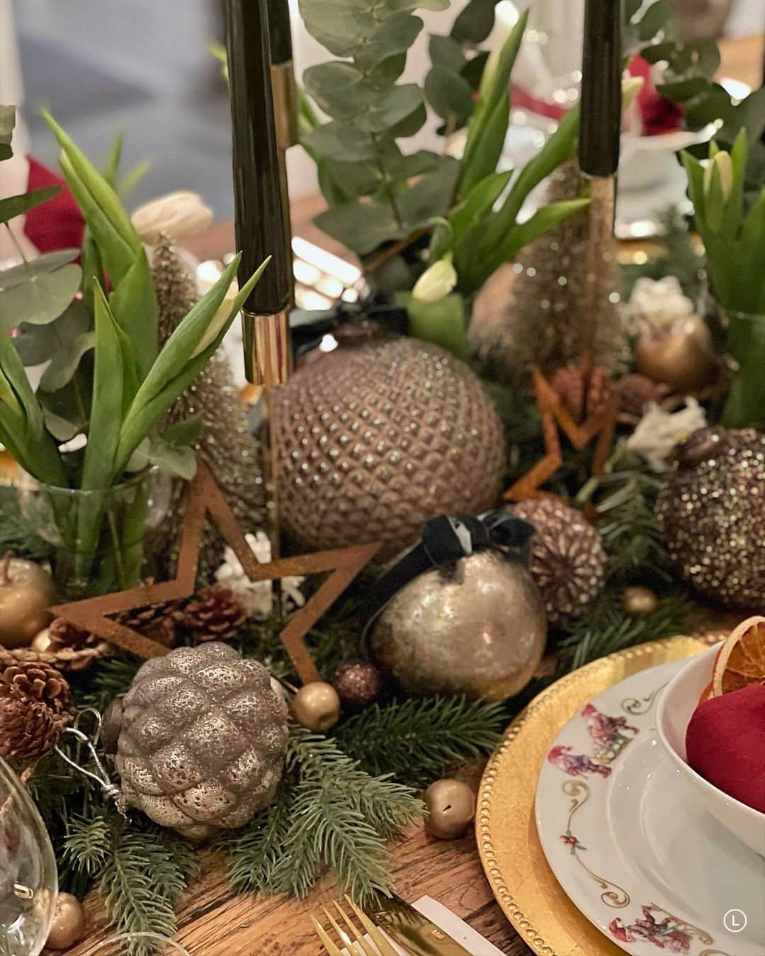 Inger-Lise Lillerovdeさんのインスタグラム写真 - (Inger-Lise LillerovdeInstagram)「En liten #tb til julaften og årets julebord ✨ Swipe for flere bilder. Plutselig er det nyttårsbord som gjelder 😅 Rolige dager, men de flyr likevel avgårde! Nå har jeg et spørsmål til deg, foretrekker du reels eller bilder i min feed? Takknemlig for svar ❤️ Personlig synes jeg en kombinasjon er fint, og jeg føler man kanskje greier å skape mer stemning med en reel, da man får et mer levende uttrykk og musikk til. Men så føler jeg kanskje «folket» liker bedre bilder, mtp. likes og kommentarer.. Så gi meg gjerne en tilbakemelding på det! Stor romjulsklem fra meg til deg -med ønske om en fin dag ❤️ __________________________________ #jul #julebord #borddekking #tablesetting #julen #julen2020 #julestemning #juleborddækning #christmas #julepynt #stemning #stemning_casachicks @casachicks #hygge #moments #julafton #julaften #finehjem #ourluxuryhome @ourluxuryhome #whiteinterioryes @white.interior1 #vakreverden @franciskasvakreverden #inspirasjonsguidenjul @inspirasjonsguidennorge #interior4all @interior4all #interiør #interiör #interiors #interieur #christmasspirit」12月28日 17時41分 - ingerliselille