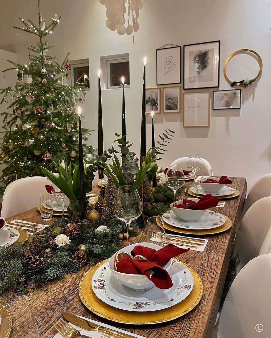 Inger-Lise Lillerovdeさんのインスタグラム写真 - (Inger-Lise LillerovdeInstagram)「En liten #tb til julaften og årets julebord ✨ Swipe for flere bilder. Plutselig er det nyttårsbord som gjelder 😅 Rolige dager, men de flyr likevel avgårde! Nå har jeg et spørsmål til deg, foretrekker du reels eller bilder i min feed? Takknemlig for svar ❤️ Personlig synes jeg en kombinasjon er fint, og jeg føler man kanskje greier å skape mer stemning med en reel, da man får et mer levende uttrykk og musikk til. Men så føler jeg kanskje «folket» liker bedre bilder, mtp. likes og kommentarer.. Så gi meg gjerne en tilbakemelding på det! Stor romjulsklem fra meg til deg -med ønske om en fin dag ❤️ __________________________________ #jul #julebord #borddekking #tablesetting #julen #julen2020 #julestemning #juleborddækning #christmas #julepynt #stemning #stemning_casachicks @casachicks #hygge #moments #julafton #julaften #finehjem #ourluxuryhome @ourluxuryhome #whiteinterioryes @white.interior1 #vakreverden @franciskasvakreverden #inspirasjonsguidenjul @inspirasjonsguidennorge #interior4all @interior4all #interiør #interiör #interiors #interieur #christmasspirit」12月28日 17時41分 - ingerliselille