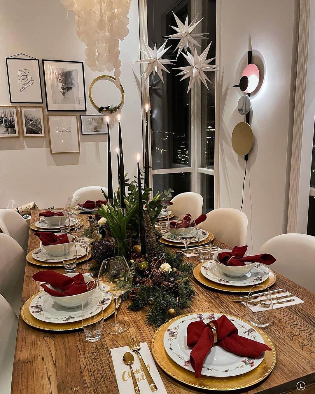 Inger-Lise Lillerovdeさんのインスタグラム写真 - (Inger-Lise LillerovdeInstagram)「En liten #tb til julaften og årets julebord ✨ Swipe for flere bilder. Plutselig er det nyttårsbord som gjelder 😅 Rolige dager, men de flyr likevel avgårde! Nå har jeg et spørsmål til deg, foretrekker du reels eller bilder i min feed? Takknemlig for svar ❤️ Personlig synes jeg en kombinasjon er fint, og jeg føler man kanskje greier å skape mer stemning med en reel, da man får et mer levende uttrykk og musikk til. Men så føler jeg kanskje «folket» liker bedre bilder, mtp. likes og kommentarer.. Så gi meg gjerne en tilbakemelding på det! Stor romjulsklem fra meg til deg -med ønske om en fin dag ❤️ __________________________________ #jul #julebord #borddekking #tablesetting #julen #julen2020 #julestemning #juleborddækning #christmas #julepynt #stemning #stemning_casachicks @casachicks #hygge #moments #julafton #julaften #finehjem #ourluxuryhome @ourluxuryhome #whiteinterioryes @white.interior1 #vakreverden @franciskasvakreverden #inspirasjonsguidenjul @inspirasjonsguidennorge #interior4all @interior4all #interiør #interiör #interiors #interieur #christmasspirit」12月28日 17時41分 - ingerliselille