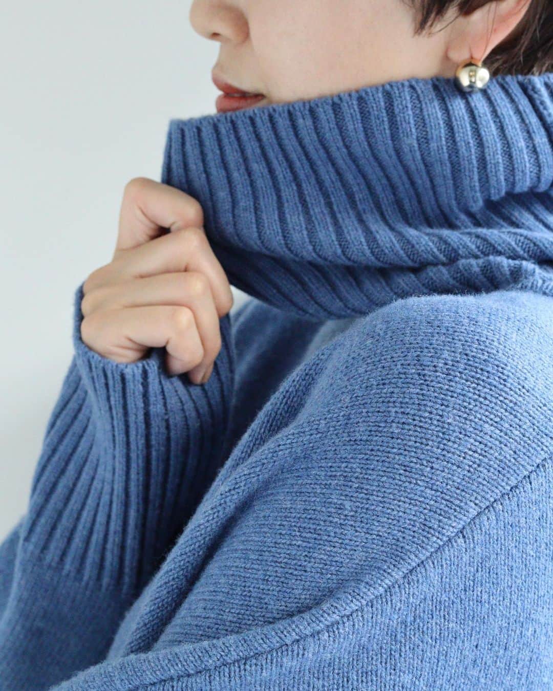 23区さんのインスタグラム写真 - (23区Instagram)「. 【RECOMMEND KNIT】 発売から大人気のポンチョ型ニット。 今年トレンドのインナーを裾から出して着ていただくのが23区のおすすめ。 着膨れせず、すっきりと見せられる気映えニットです🧶  . #23区 #23區  #staystylish  #onward_staystylish #ステイスタイリッシュ #23ku_knit」12月28日 17時53分 - 23ku_official
