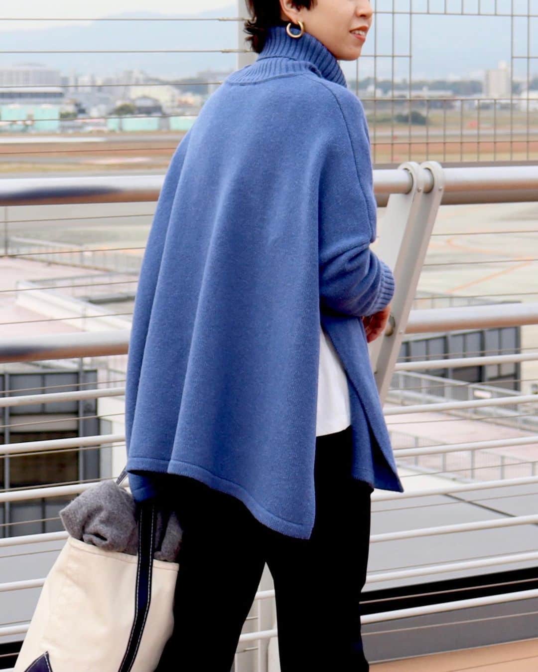 23区さんのインスタグラム写真 - (23区Instagram)「. 【RECOMMEND KNIT】 発売から大人気のポンチョ型ニット。 今年トレンドのインナーを裾から出して着ていただくのが23区のおすすめ。 着膨れせず、すっきりと見せられる気映えニットです🧶  . #23区 #23區  #staystylish  #onward_staystylish #ステイスタイリッシュ #23ku_knit」12月28日 17時53分 - 23ku_official