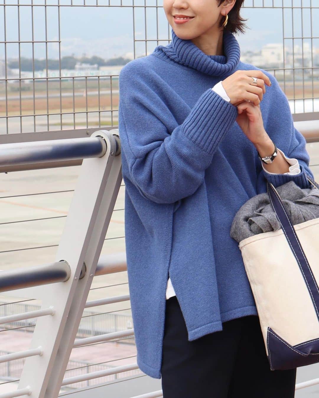 23区さんのインスタグラム写真 - (23区Instagram)「. 【RECOMMEND KNIT】 発売から大人気のポンチョ型ニット。 今年トレンドのインナーを裾から出して着ていただくのが23区のおすすめ。 着膨れせず、すっきりと見せられる気映えニットです🧶  . #23区 #23區  #staystylish  #onward_staystylish #ステイスタイリッシュ #23ku_knit」12月28日 17時53分 - 23ku_official