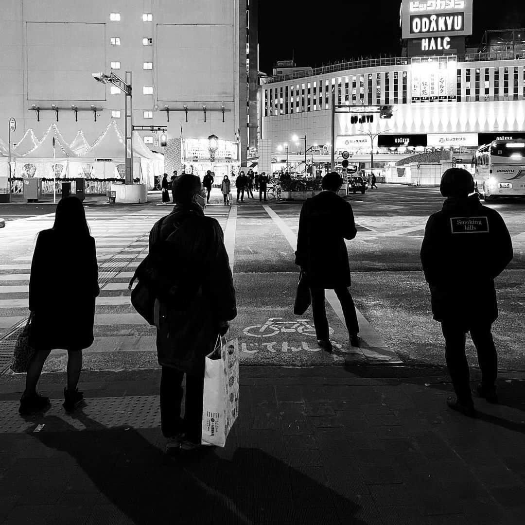 naotakeのインスタグラム：「横断歩道 - A crosswalk / iPhone 12 Pro Max & Snapseed, 20201229 . . おひさしぶりの研ナオコ。 . . #spicollective #royalsnappingartists #infamous_family #rsa_main #infinity_photo_cult #2_fineart #jp_gallery_member #jp_gallery_bnw #trb_bnw #wp_bnw  #bnw_life #bnwlife_member #bnw_life_shots #bnw_captures #world_bnw #top_bnw #team_jp_ #team_jp_モノクロ #ig_energy_bw #ig_nihon #streetphotographybnw #igersjp #blackandwhite #bnw #bnwphoto #monochrome #bw #bnwphotography #ShotOniPhone #shotoniphone12promax」