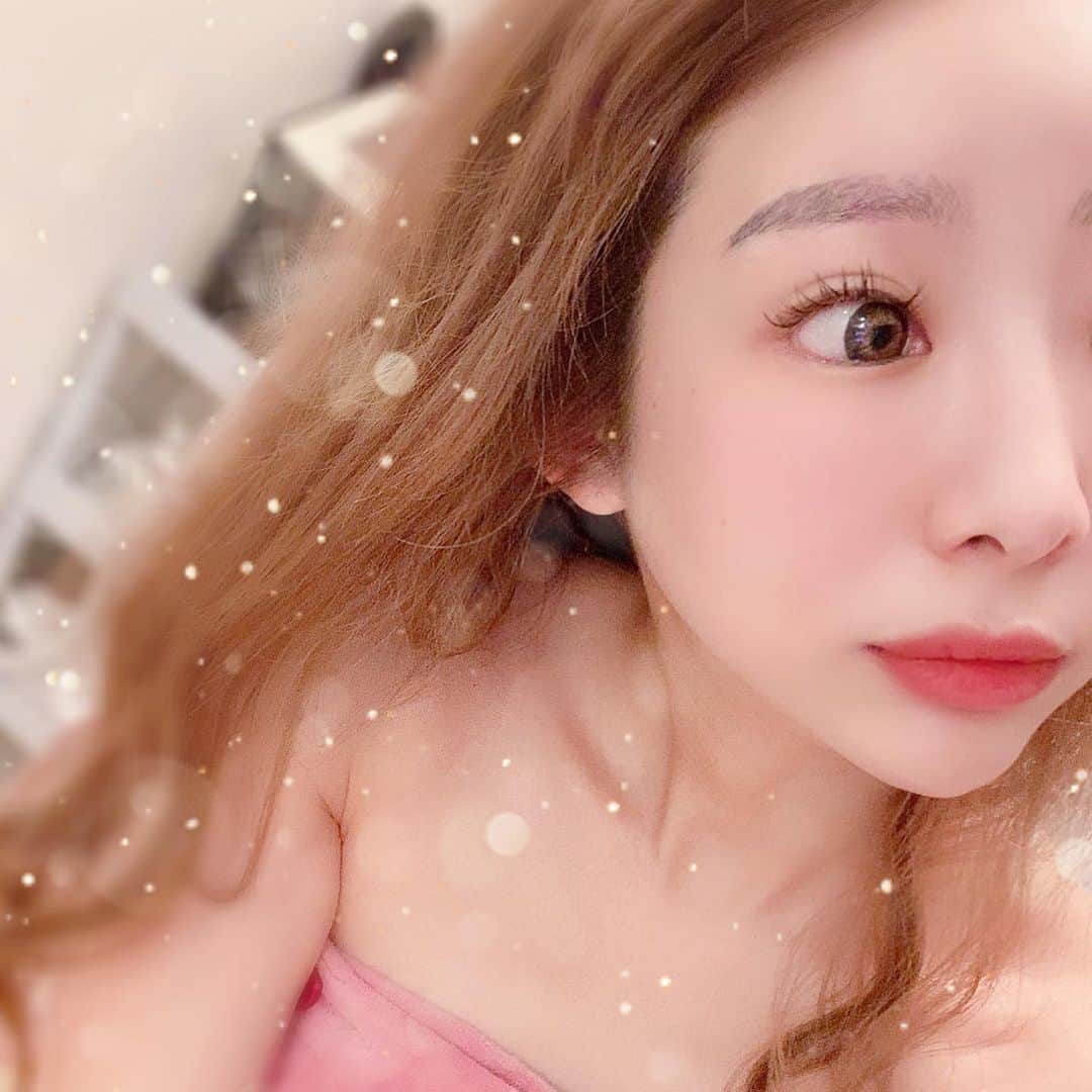 のインスタグラム：「めちゃくちゃ美肌になると聞いて @butterfly_hiratsuka に行ってきました😍💕  植物幹細胞成分や天然植物由来の植物エキスをマッサージをしながら肌に送り込むと、肌本来が持っている力を活性化するらしく💕  やってみたら驚くほど 肌がツルツルピカピカになってビックリ😳💓 毛穴も消えて、内側から潤って肌の張りもよくなったし✨ 肌のトーンが上がった😍💕  赤ちゃんみたいな肌になれて本当凄すぎたし🥺💓 オールハンドでめちゃくちゃ気持ち良かった❤️🤤  私が受けたコースは REVI陶肌トリートメント＆オプション付き120分✨ 痛くない！剥がさない！腫れない！ 次世代ハーブエステピーリング❤️  サロンには自宅ケア用品も揃ってるから ツルピカ肌を維持出来そう✨本当おすすめです❤️😉  #butterfly平塚 #平塚エステ #平塚フェイシャル #REVI陶肌トリートメント #平塚 #ハーブピーリング #pr #トリドリベース」