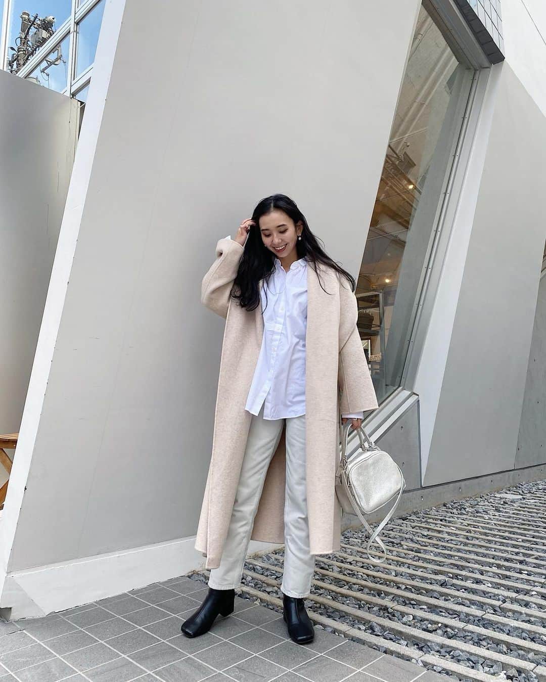 のインスタグラム：「久しぶりにオールホワイトコーデにしてみました⛄️  今日はわりと暖かい気がしたのでブラウスにしたよ✔︎ @newans.official のブラウスは袖のぽわん具合とサイドのシルエットがお気に入り♡ 小物はシルバーに。  ﻿ ﻿  #コーデ部#コーデ日記#162cmコーデ#オールホワイトコーデ#デニムコーデ#Newans#ハッシュニュアンス#ショートブーツ#スクエアトゥブーツ#スタニングルアー#thisismynewanswer」
