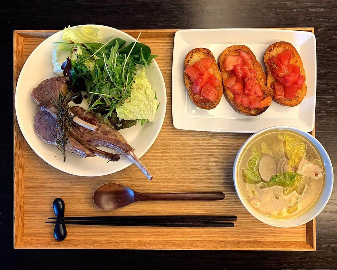 祐真朋樹さんのインスタグラム写真 - (祐真朋樹Instagram)「ローズマリー&ラムステーキ  #昼ご飯 #祐ご飯 #トマトのクロスティーニ #利ご飯 #完食 @arabiaofficial  @arabiaofficial_japan  @iittala_japan #あさりとキャベツのスープ #ローズマリー」12月28日 17時50分 - stsukezane