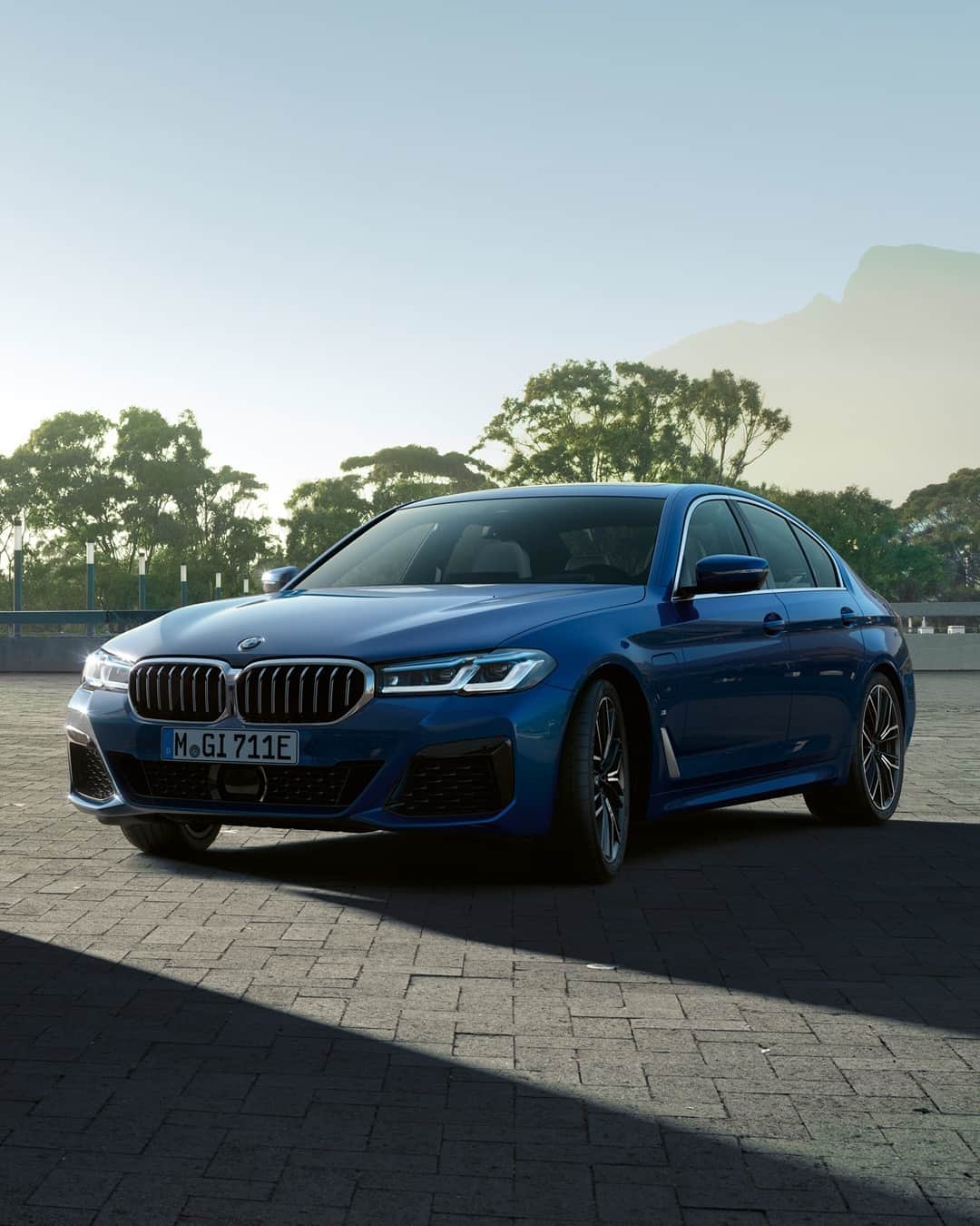 BMWのインスタグラム：「Stands up to any journey. The BMW 5 Series Sedan. #THE5 #BMW #5Series #JoyElectrified __ BMW 530e Sedan: Energy consumption in kWh/100 km (combined): 14.9–13.8. Fuel consumption in l/100 km (combined): 1.9–1.7. CO2 emissions in g/km (combined): 43–39. Further information: www.bmw.com/disclaimer.」