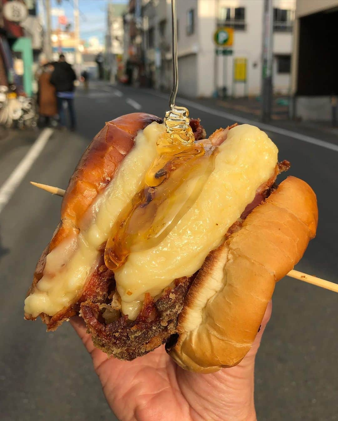 Coffee & Toast Tokyoさんのインスタグラム写真 - (Coffee & Toast TokyoInstagram)「はちみつ まるごとカマンベーコン！ 🍯🍯🍯🍯  チーズにたっぷりとはちみつをかけて、 かぶりつきたくなり、 作ってみました。  カマンベールを丸ごと、ベーコンに包んで、丁寧に焼きあげて、 仕上げは、たっぷりのはちみつで！  とろーりのカマンベールと香ばしいベーコンに優しい自然の甘さのはちみつ、 シンプルですが、何ものにも代えがたい ごちそうパンです😋😋😋  ＊＊＊＊＊＊ 年末年始営業のご案内 12月26〜29日 9:30〜14:00 30日 店休 12月31日 10:00〜18:00 1月1日 10:00〜18:00 1月2日 10:00〜18:00 1月3〜5日 店休 1月6日以降 通常営業  ⚠️いずれの日も売り切れ次第終了となりますので、ご了承くださいませ⚠️ ＊＊＊＊＊＊  . #トースト #トーストアレンジ #食パンアレンジ #田園都市線カフェ #田園都市線パン #食パン #世田谷カフェ #東京パン屋 #パンスタグラム  #吐司 #paingrillé #torrada #toast #toasttuesday #tostadas #東京カフェ  #三軒茶屋カフェ #カフェ #photooftheday  #チーズ #三軒茶屋 #food #はちみつ #ハチミツ #蜂蜜 #はちみつパン #honey #honeytoast  #ハニートースト #チーズパン」12月28日 17時57分 - coffeetoast2