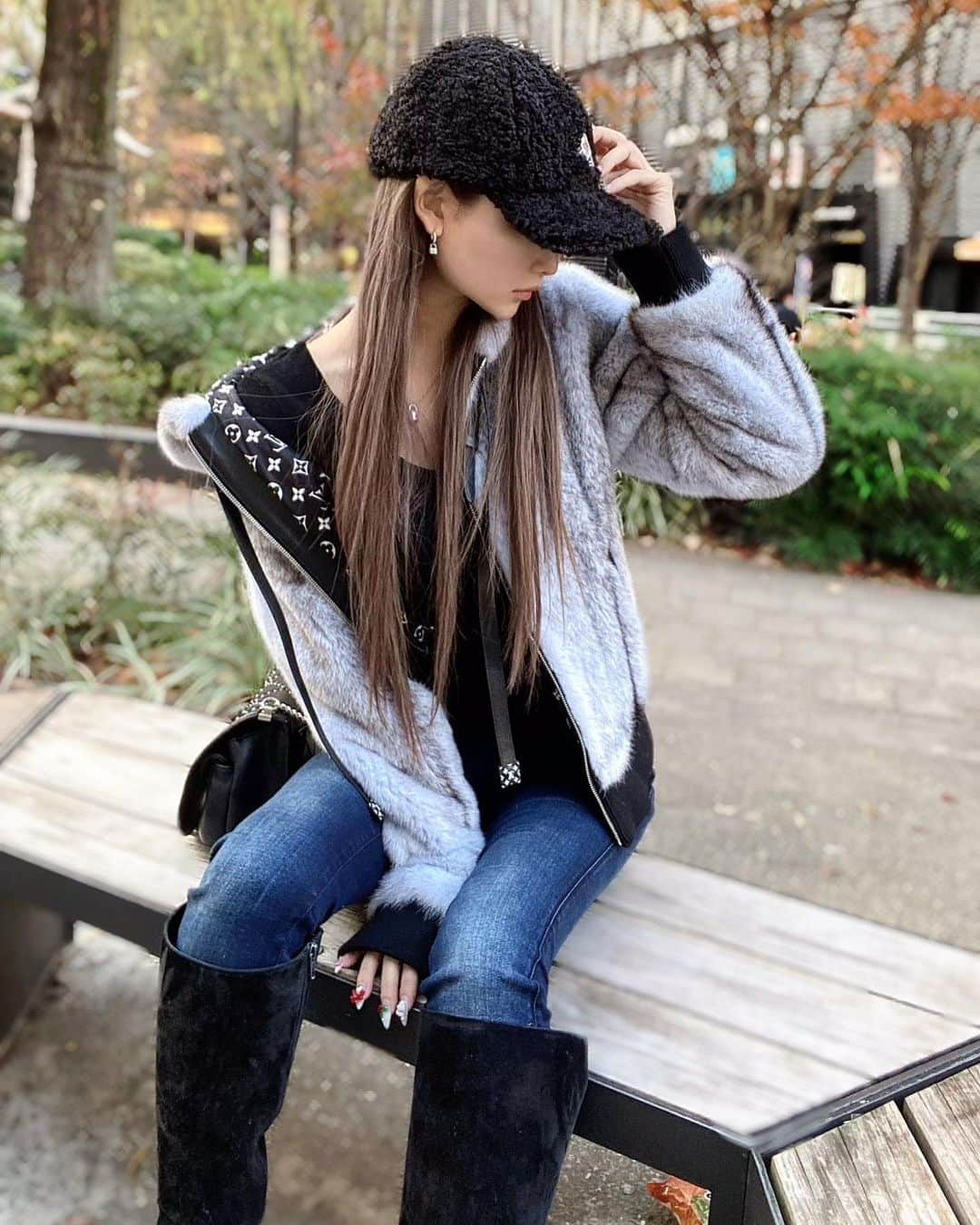 葉月芽生さんのインスタグラム写真 - (葉月芽生Instagram)「気づいたら 全く統一性のないコーデ🤭🤍  #moncler  #louisvuitton  #egoist  #chanel  #gstar  #christianlouboutin」12月28日 17時57分 - mei_hazuki