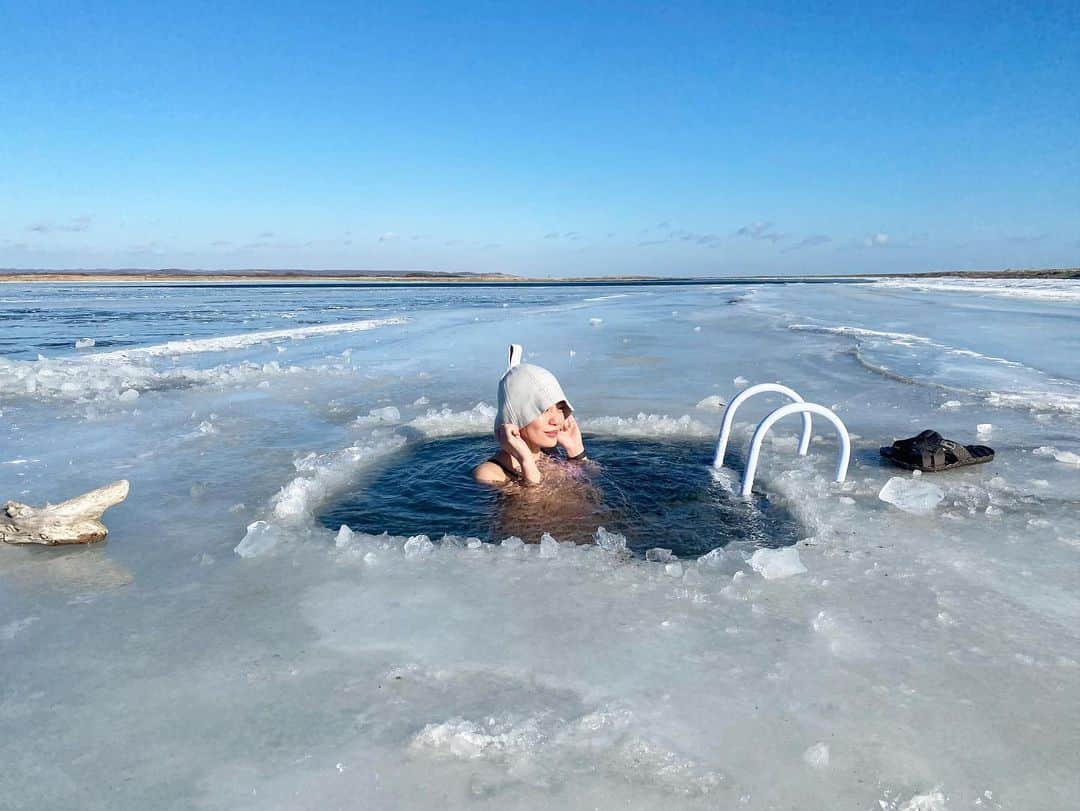 大島みづきさんのインスタグラム写真 - (大島みづきInstagram)「ずっと行きたかったところ⛺️﻿ 北海道十勝で開催中の、冬季限定"十勝アヴァント"❄️﻿ ﻿ 一面凍っている川に、穴を開けて🕳﻿ そこで水風呂代わりです🥶﻿ まるでフィンランド！！！日本でこんな体験できるなんて！ってことで、早速行ってきました♥︎﻿ ﻿ 十勝空港から、車で約1時間﻿ あってるのか？？って感じなとこにテントサウナ発見！﻿ 水着に着替えてサウナin⛺️﻿ セルフロウリュですが、川の水をサウナ桶に入れて用意してくれてます✨氷水❄️❄️﻿ そしてテントサウナの中に、インフィニティチェアを置いてくれてます👏🏻﻿ ﻿ 温まった後は、、決意をして、アヴァントへ！！﻿ テントサウナから歩いてる間に、もう…え…大丈夫かな…🙄って気持ちになるけど﻿ 入ったら、冷たーい！でも最高！！何これー！﻿ ってなりました。﻿ 1℃くらいなのかな？もっと低いかなぁ？🥲﻿ ﻿ 風がとても強い日だっだので、出てすぐそのままテントサウナ戻りました😆﻿ １回しか入れないかも、ってビビってたけど﻿ 3.4回入れちゃうという。クセになる〜🌿﻿ 空気も澄んでて、整いました🙇🏻‍♀️ スタッフさんが沢山写真撮ってくれるし、一眼レフで撮ってくれるサービスまで📸素敵﻿ ﻿ 久々のテントサウナなので、﻿ こないだのニューウイングのレディースデイのときに、サウナグッズ研究所さんのブースで作った、オリジナルPORTABLE Löylyを持っていきました♡﻿ ちなみに私の配分は﻿ バニラ:2﻿ ローズ:4﻿ パチュリ:2﻿ ライム:12﻿ この割合で、付けた名前は"深み…"です。🤗﻿ とても深みのある香りなんです🌿﻿ ﻿ ﻿ 十勝アヴァント、2月末までの限定だけどもう１回イキタイ〜﻿ 北海道のサウナイキタイとこ沢山ありすぎる👼🏻﻿ ﻿ ﻿ #サ活 #サウナ #サ道 #温泉 #銭湯 #サウナー #サウナ女子 #サウナー女子 #スパ #セルフロウリュ #ととのい #サ飯 #サウナガール #サウナイキタイ #十勝アヴァント #北海道サウナ #アヴァント #テントサウナ #十勝 #サウナグッズ研究所 #PORTABLELöyly  #sauna #saunner  #icehole #hokkaido #spa #팔로우 #행복 #온천 #찜질방」12月28日 17時59分 - mizukiss56
