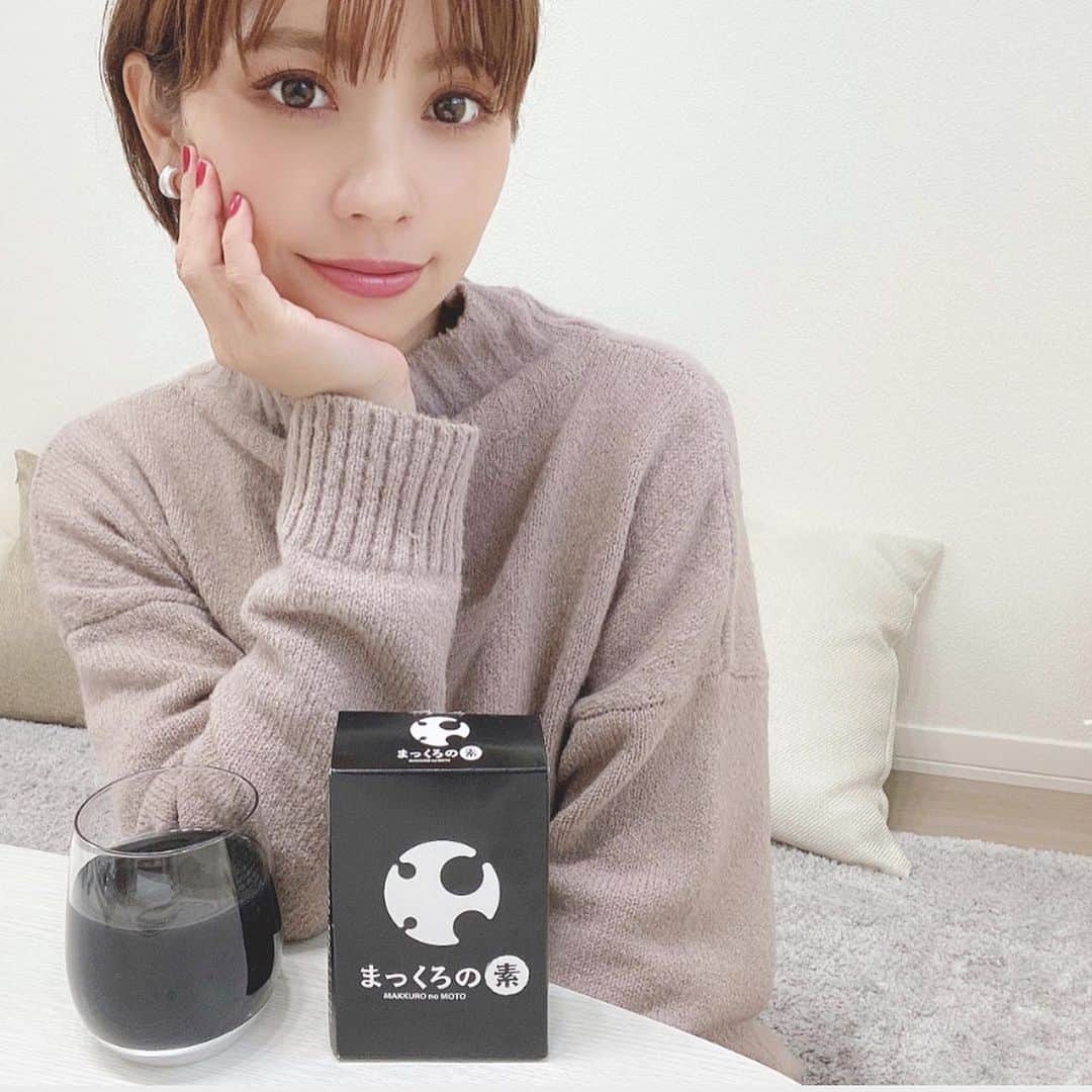 のインスタグラム：「． 年末年始はご馳走を食べる機会が増えるので楽しみ🦀🥘🐮✨ しっかり美味しい食べ物食べつつ、お酒や飲み物にまっくろの素 @makkuronomoto を入れて飲むと赤松炭が油や食品添加物・プリン体を吸着してくれて、300億個の善玉菌も摂取できる素晴らしさ♡ 無味無臭なので味も変わらないのでご安心を‼︎ せっかくの機会だし、この時ばかりは罪悪感から解放れたいですよね🕊 ． #まっくろの素 #株式会社BJC #デトックス #PR #乳酸菌 #ビフィズス菌 #善玉菌」