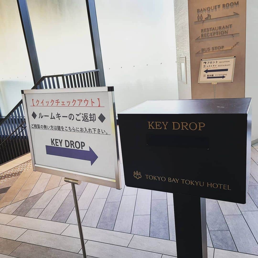 三宅裕子さんのインスタグラム写真 - (三宅裕子Instagram)「ディズニーでの宿泊は #東京ベイ東急ホテル  へ🌼 @tokyobaytokyuhotel  最上階のオーシャンビュー🌊 キレイでした🥰  今回はプライベートで行きましたがホスピタリティが素晴らしくて感動でした♡  #コロナ対策 はもちろん万全で自動の体温チェックはもちろん、フロント、レストランもアクリル板で対策してあり至る所に除菌スプレーもありました。  朝食は寝坊により食べられず😭残念💦  #グリーンコイン 制度というのがあったのでコインもかけてきました！ 使用しなかったアメニティがある時にこのコインをホテルに渡すことで森づくり活動に寄付ができるそう🌳  ホテル⇔駅 のシャトルバス内では 出演させていただいてるvpも流れてました😊🚍  ディズニー方面行かれる方🐭🌼💕 東京ベイ東急ホテルおすすめです！  #おすすめホテル #舞浜 #新浦安 #gotoトラベル #ディズニー #広告モデル #スパークリングワイン #美味しかった❤️ #感謝」12月28日 18時10分 - yuko_miyake