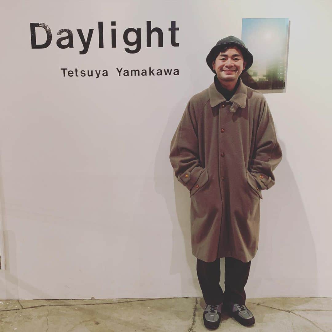 松田岳二のインスタグラム：「新代田FEVER併設のフライドチキンカフェPootleで開催している山川哲矢氏の写真展"Daylight"、とても良かったです。写真も見せ方も美しくてクラクラしました。  @tetsuyayamakawa  #pootle #新代田FEVER」