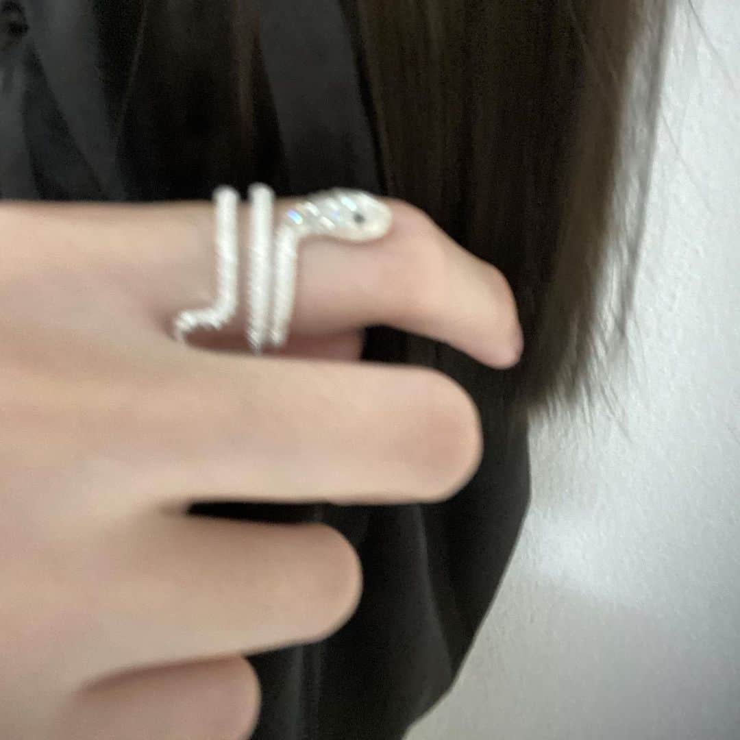 組橋星奈さんのインスタグラム写真 - (組橋星奈Instagram)「・ ・ お気に入りのヘビの指輪🤍 ・ H＆Mで一目惚れした… めっちゃ可愛いのみんなにおすすめしとくね👐🏻 ・ ・ あと今日はニコラ2月号の発売日なのでみんな是非チェックしてね🙇🏻‍♂️ ・ ・  #組橋星奈  #ニコラ  #指輪  #H＆M」12月28日 18時07分 - sena_kumihashi0716