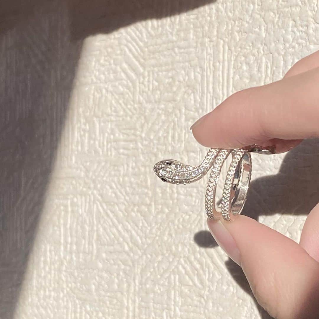 組橋星奈さんのインスタグラム写真 - (組橋星奈Instagram)「・ ・ お気に入りのヘビの指輪🤍 ・ H＆Mで一目惚れした… めっちゃ可愛いのみんなにおすすめしとくね👐🏻 ・ ・ あと今日はニコラ2月号の発売日なのでみんな是非チェックしてね🙇🏻‍♂️ ・ ・  #組橋星奈  #ニコラ  #指輪  #H＆M」12月28日 18時07分 - sena_kumihashi0716