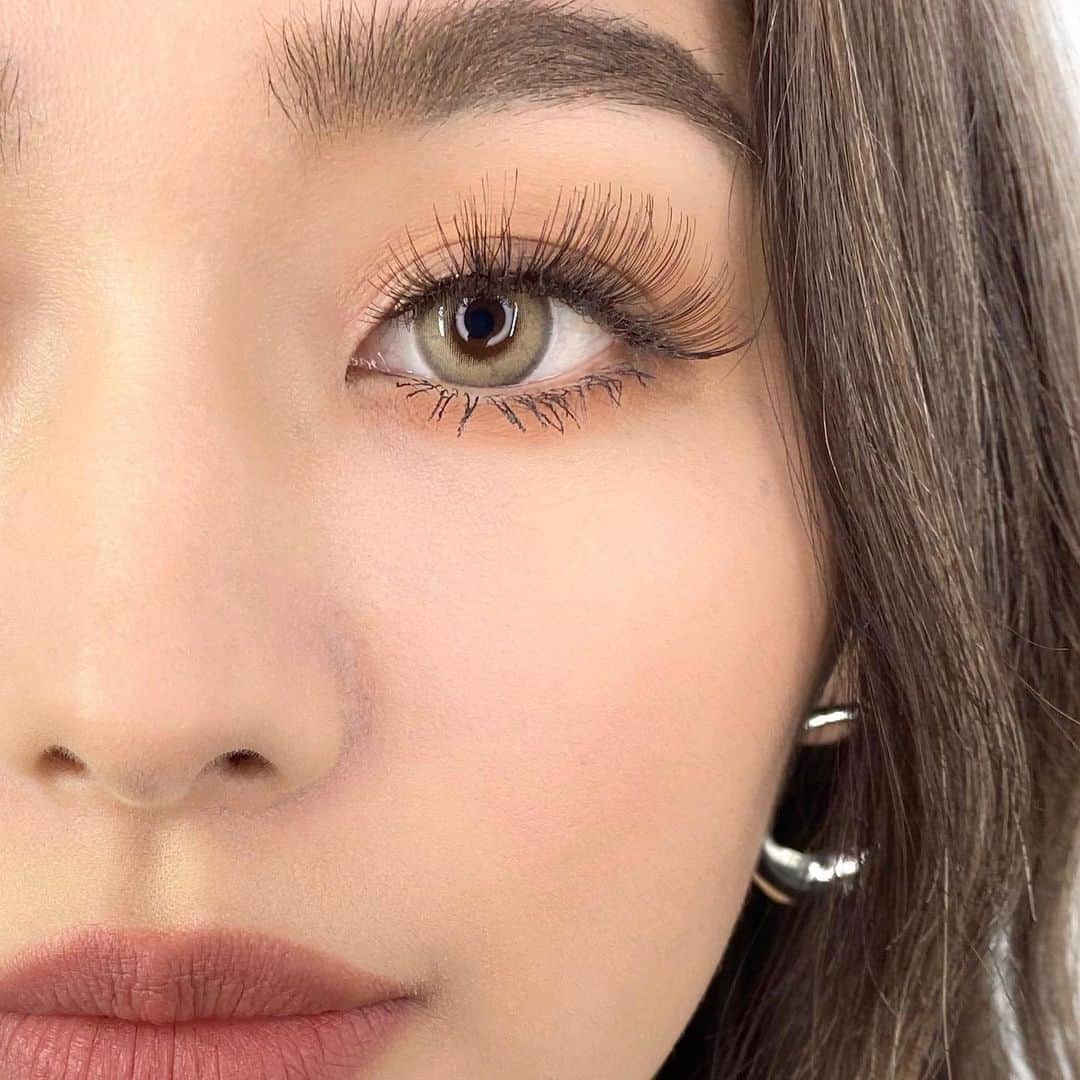 M∙A∙C Cosmetics Japanのインスタグラム：「パウダー キス アイシャドウ新色でふんわりマットな抜け感のある目もとに🌸💭 使用製品は2枚目をチェック👉 ㅤ ＜使用製品＞ ＊EYES ☑︎パウダー キス アイシャドウ/ マイ トゥイーディ ＊LIPS ☑︎パウダー キス リップスティック/ ターン トゥ ザ レフト ㅤ ＜全国のM･A･Cカウンター限定＞ 12/26(土)～、対象製品*をご購入で、 ミスト化粧水、クレンジングオイル、ストロボクリームの中からお好きなアイテムのデラックスサンプルをプレゼント🎁なくなり次第終了なので、お早めに✨ *対象製品 ・パウダー キス アイシャドウ（既存色含む） ・ダズル シャドウ ・ダズル シャドウ リキッド ・パウダー キス リキッド リップカラー(新色) ・パウダー キス リップスティック(新色) ㅤ #MACPowderkiss #MACパウダーキス #MACCosmeticsJapan #MACコスメ #マックコスメ #MACCosmetics #コスメ #メイク #アイシャドウ #スモールアイシャドウ #アイメイク #コスメ紹介 #新作 #新作コスメ #新色 #春メイク #トレンドメイク #マスクメイク #ウォータープルーフ#MACリップ#リップ」