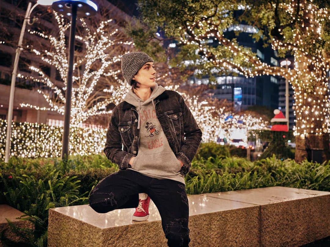 アメリカンイーグルのインスタグラム：「★ブラックのウォッシュデニムジャケットはいかが？ 両サイドの胸ポケットから流れるラインがアイコニックなラインデニムジャケットで、パーカーやセーターと合わせて。   ぜひチェックしてみて！⇒ https://bit.ly/3rk2xHb   ✨✨Be love.Be fun.Be true.Be you✨✨ 公式LINEをフォローしてスペシャルオファーなど様々な情報をゲットしましょう！☺   #AExME #AEJeans #AE #americaneaglejp #アメリカンイーグル」