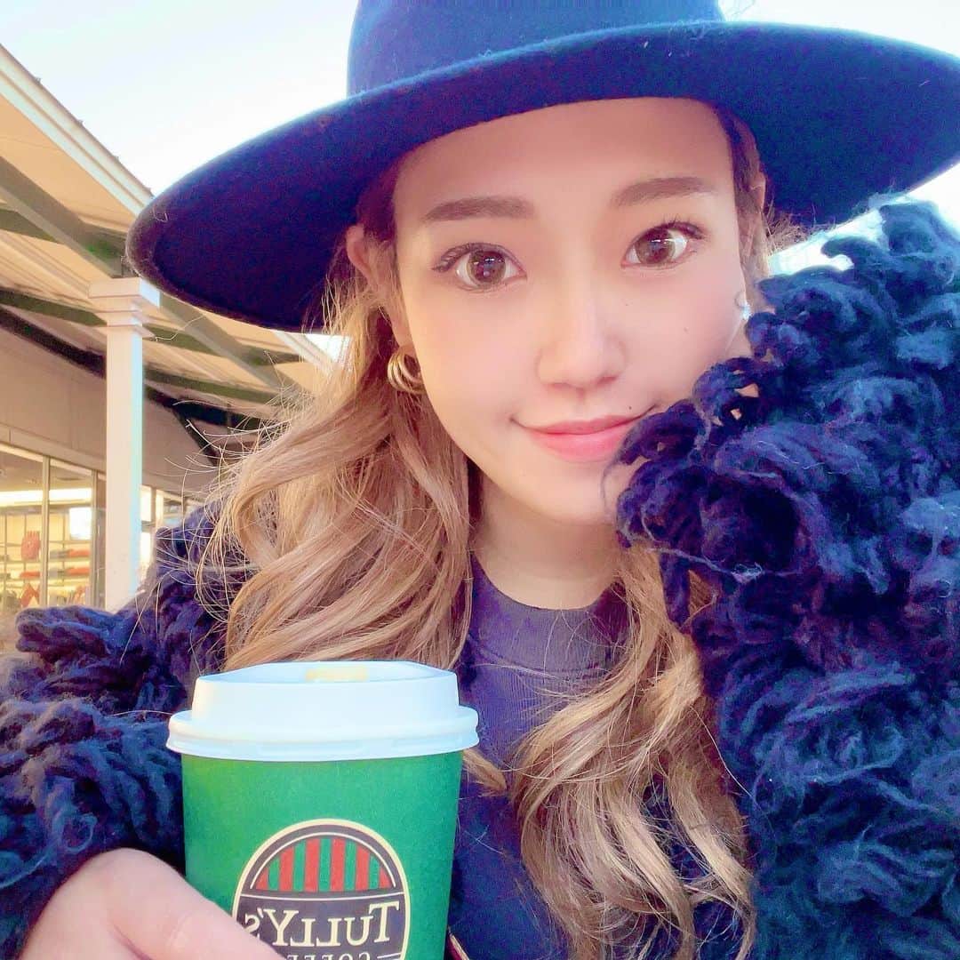 MIYAKOのインスタグラム：「. 寒い中、暑いのを外で飲むのが好き☕💭💕 っていうか、誰やねん😇  . #selfie#blackcode#セルフィー#実物とは異なります#エブリデイ#スターバックス#なんだけど#この日は#タリーズ#笑」