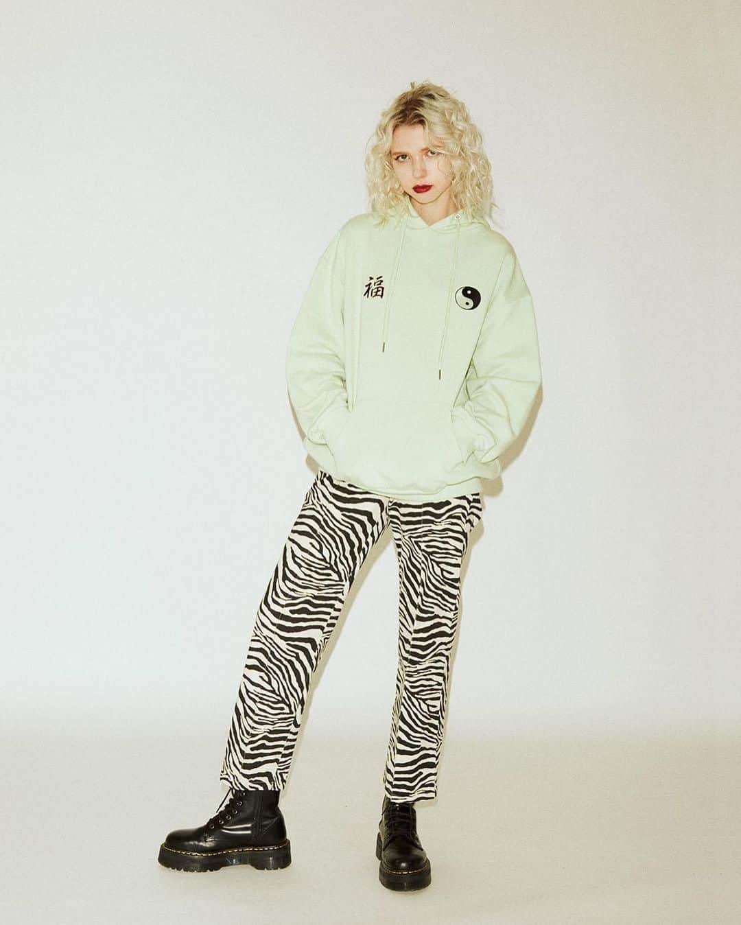 のインスタグラム：「. 【NEW ARRIVAL】 . ▼tops インヤンフーディ ￥7,700→￥6,930(tax in) O.WHT/BLK/L.GRN/BRN . jouetie official WEB STORE RUNWAY channel NEW ITEM & PRE ORDER ITEM ALL10%OFF!!! ～12/31(WED)23:59まで . @jouetie_official TOPページURLからチェック✔️ 商品詳細は画像をタップ🛒📌 . #jouetie #jouetie2020aw #jouetie_ootd #fashion #autumn #winter #street #mixstyle #ジュエティ」