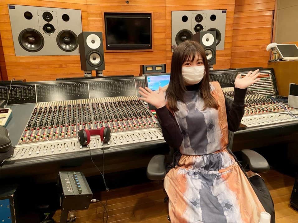 鈴木このみのインスタグラム：「仕事納め🎧✨ 無言生活から一転、少しずつ歌手生活が戻ってきて、前よりも有り難みを感じてます。  2020年、沢山の方の力を借りて歌を届け続けられたこと、何より歌を受け取ってくれるあなたに感謝です。  お疲れ様でした！来年も沢山歌いたい🎤」