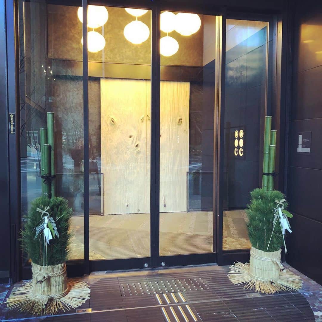 HOSHINOYA｜星のやさんのインスタグラム写真 - (HOSHINOYA｜星のやInstagram)「New Year Pines are decorated to wish for a bright New Year.  #hoshinoyatokyo #tokyo #ryokan #hoshinoya #hoshinoresorts #星のや東京 #旅館 #星のや #星野リゾート #年末年始 #門松」12月28日 18時18分 - hoshinoya.official