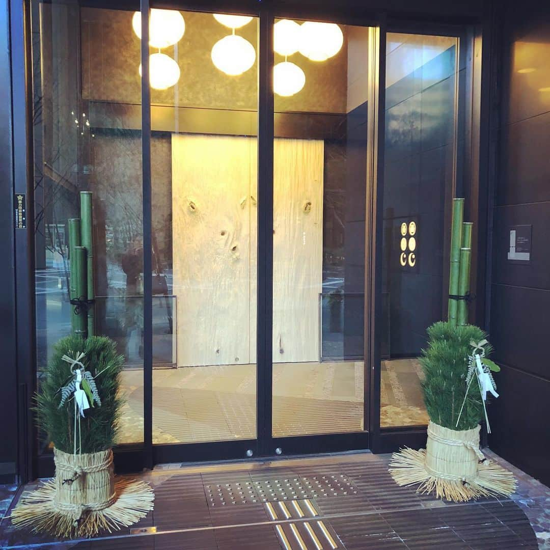 HOSHINOYA｜星のやのインスタグラム：「New Year Pines are decorated to wish for a bright New Year.  #hoshinoyatokyo #tokyo #ryokan #hoshinoya #hoshinoresorts #星のや東京 #旅館 #星のや #星野リゾート #年末年始 #門松」